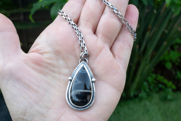 κολιε σε σχημα δακρυ με πολυτιμο λιθο