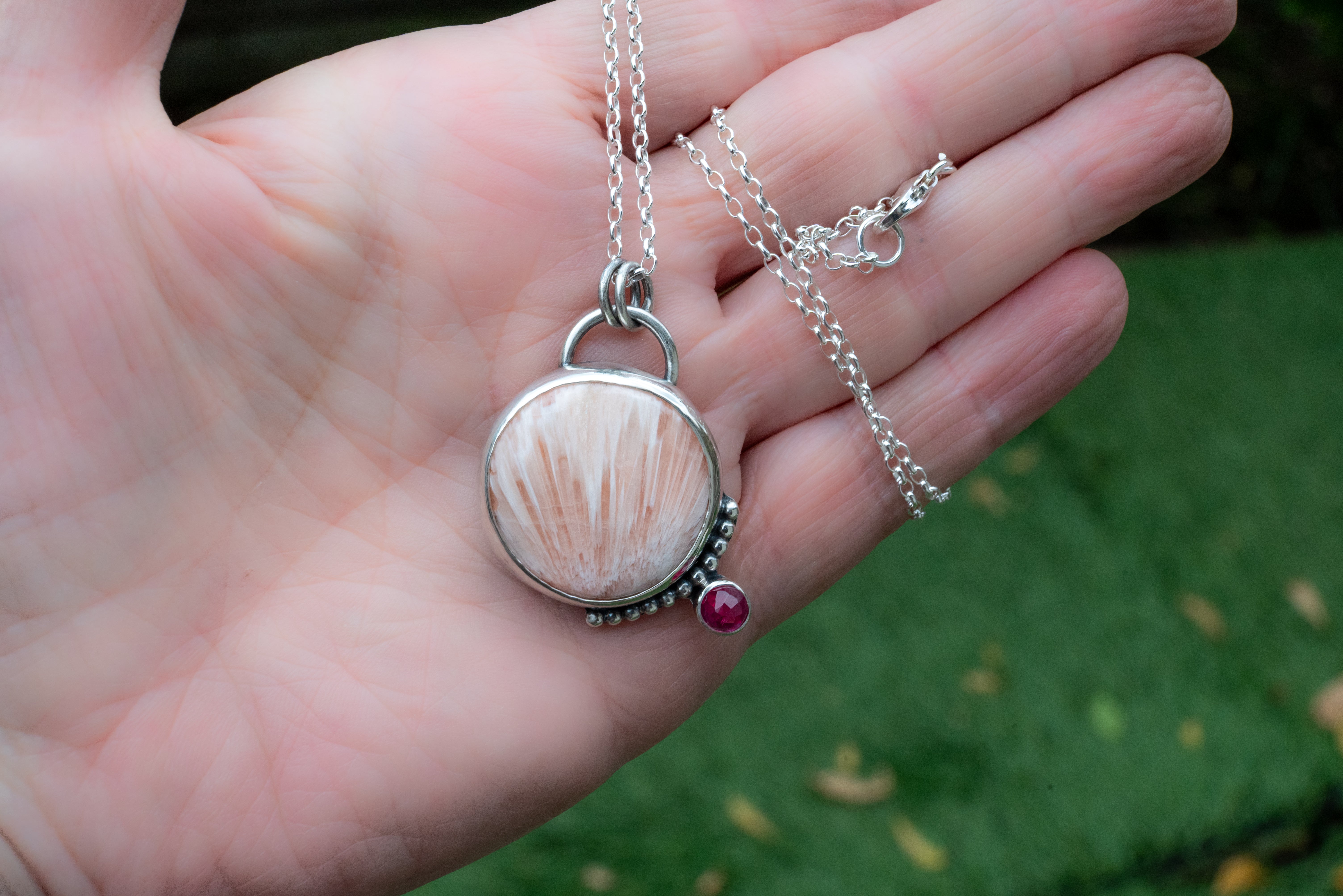 ροζ σκολεσιτης και ζαφειρι κολιε ασημενιο