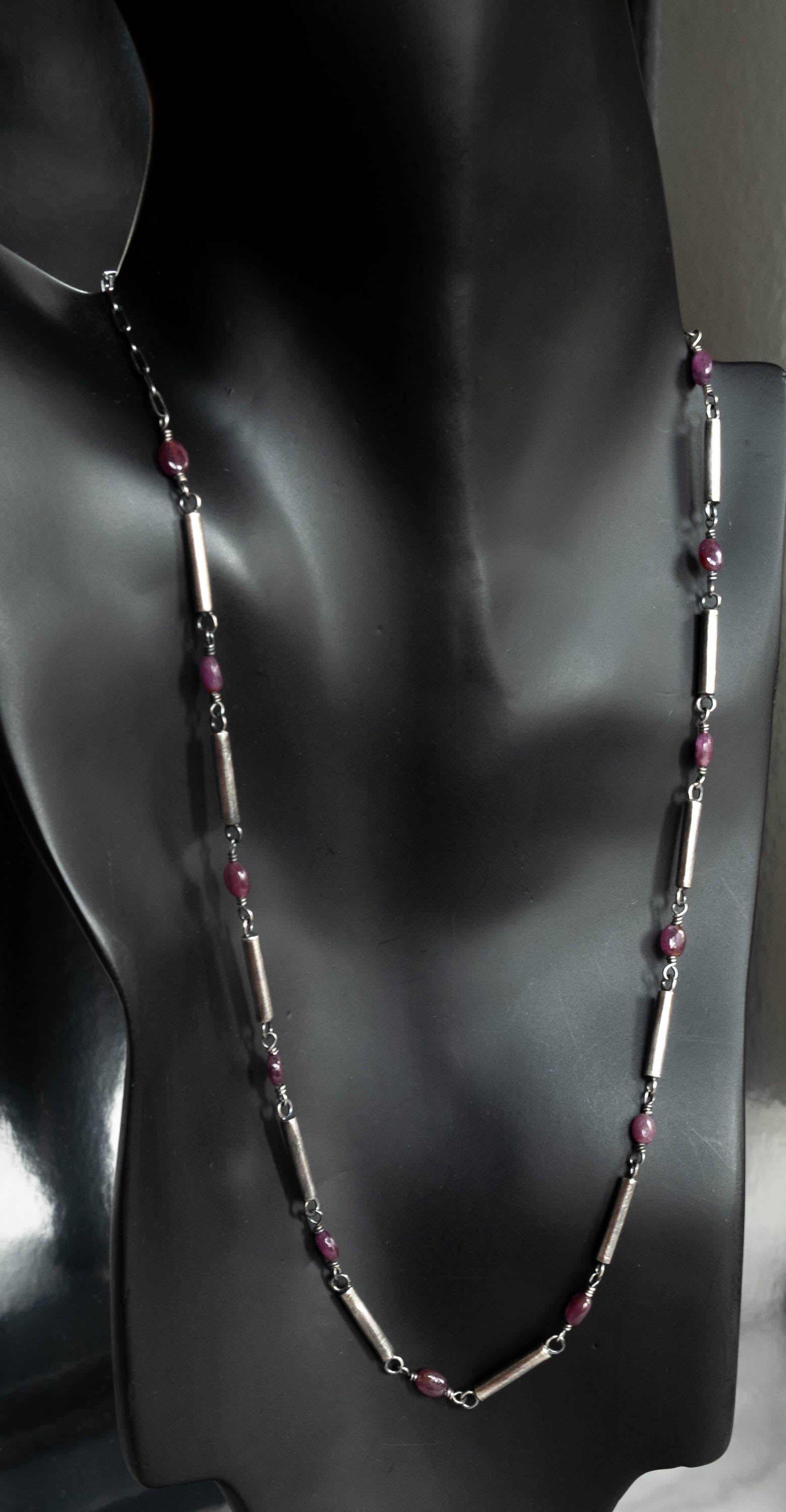 asimenio xeiropoihto kolie me petres