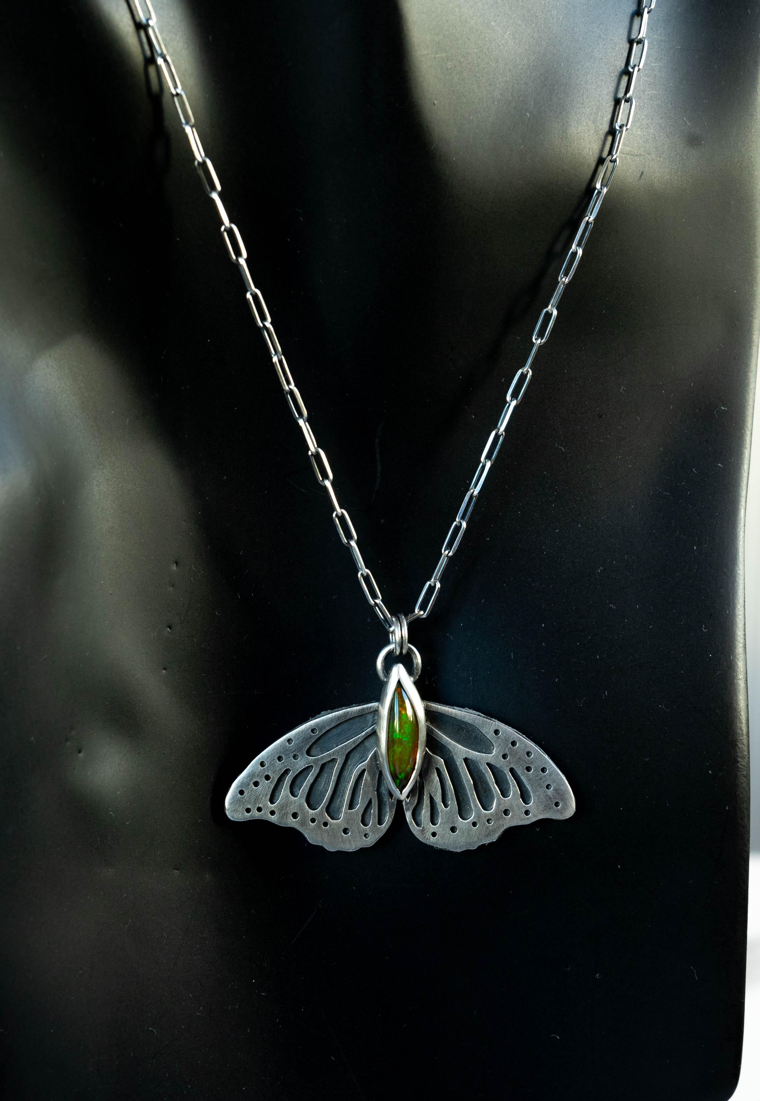 kolie petalouda apo asimi