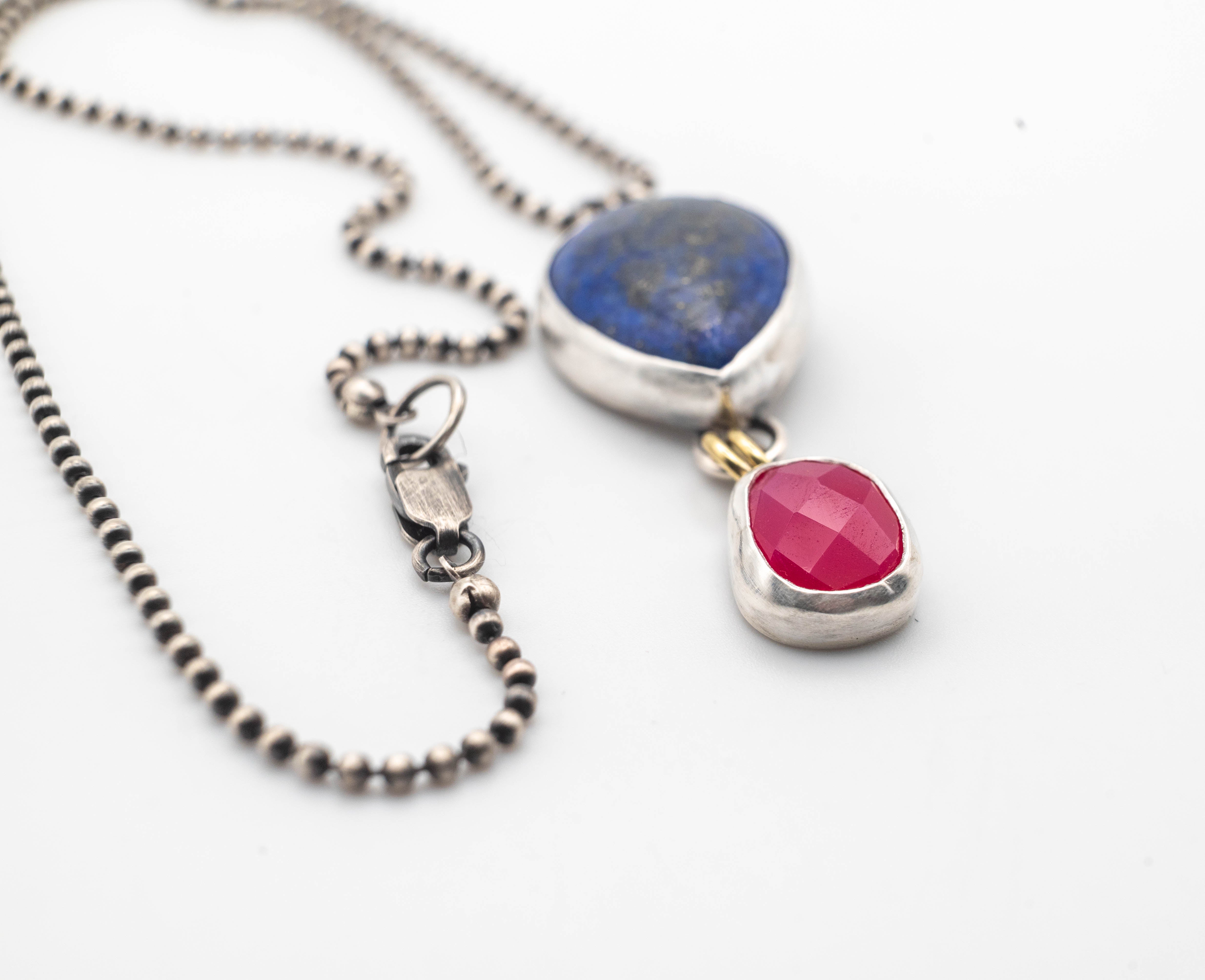 Ασημένιο χειροποίητο κολιέ με Λάπις Λάζουλι και Pink Χαλκηδόνιο