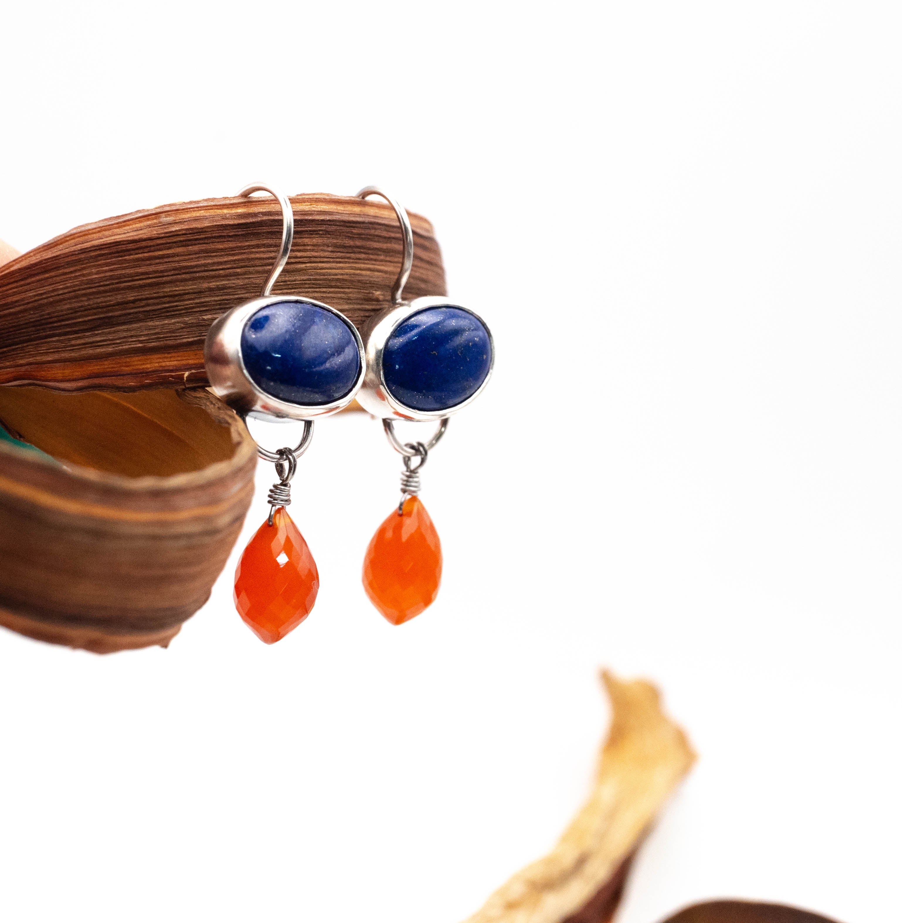 Ασημένια χειροποίητα σκουλαρίκια με Λάπις Λάζουλι και Κορνεόλη