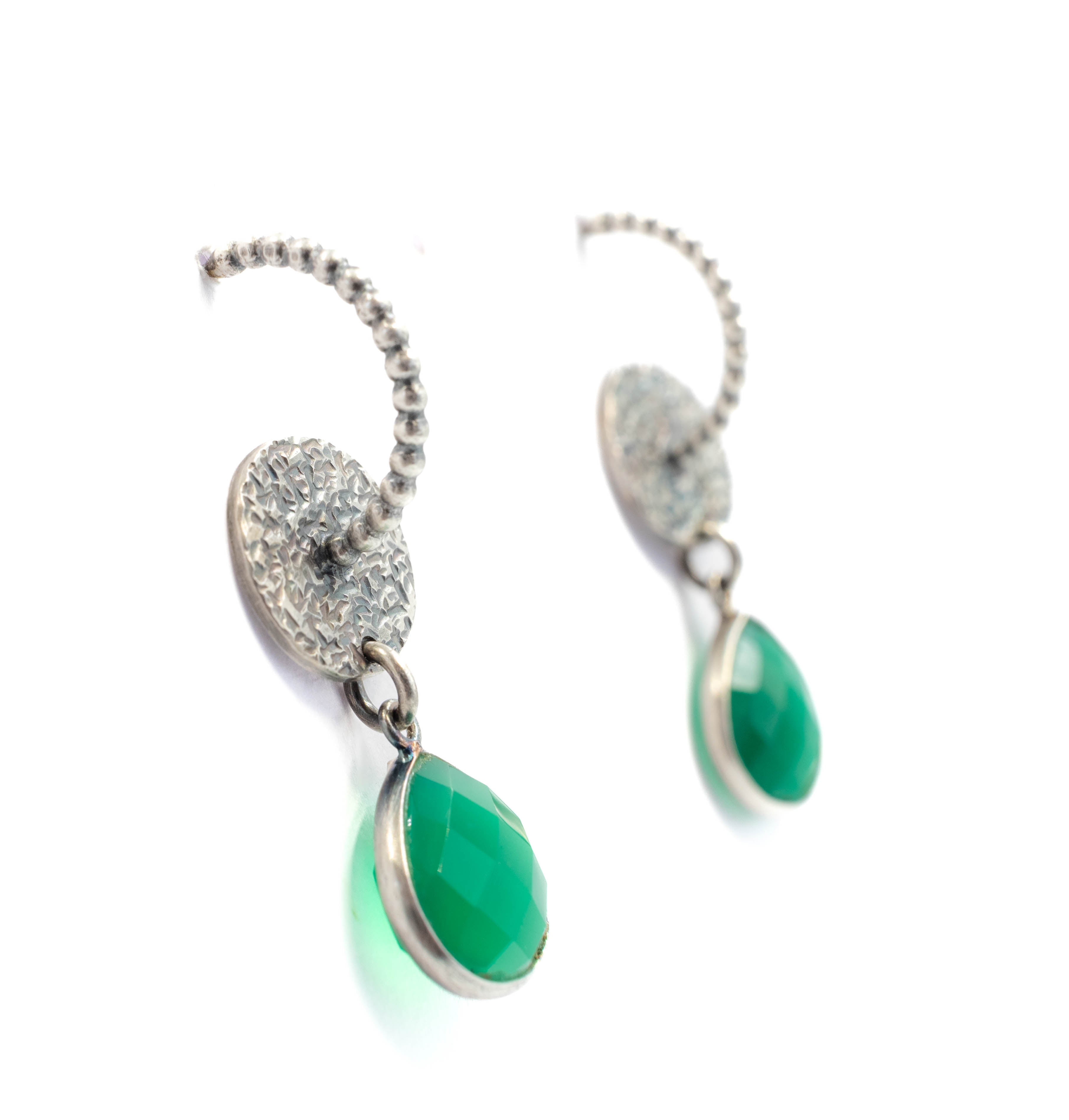 ασημένια χειροποίητα σκουλαρίκια με πράσινη πέτρα