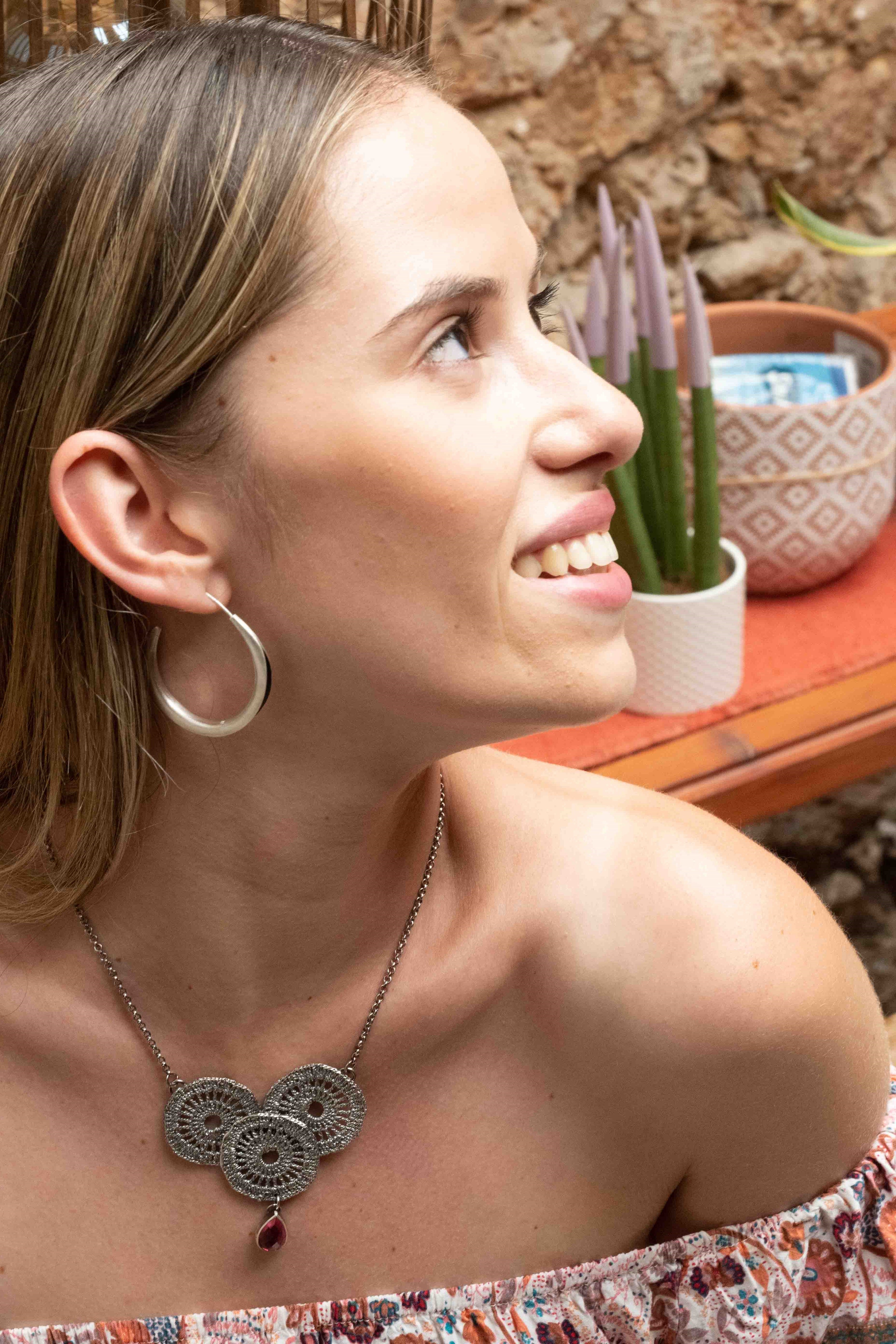 monadika kolie apo asimi