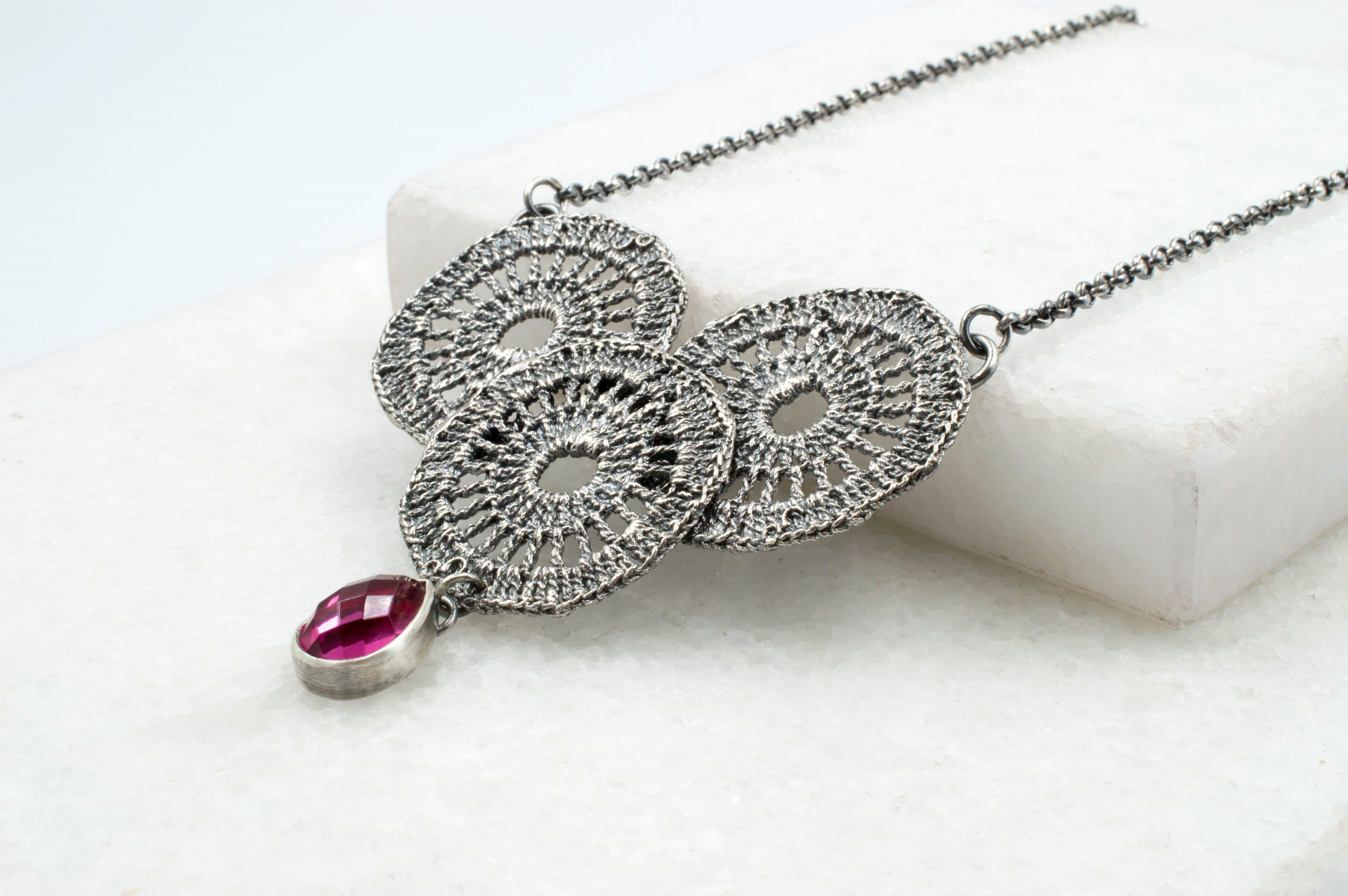 ασημένιο κολιε με πετρα