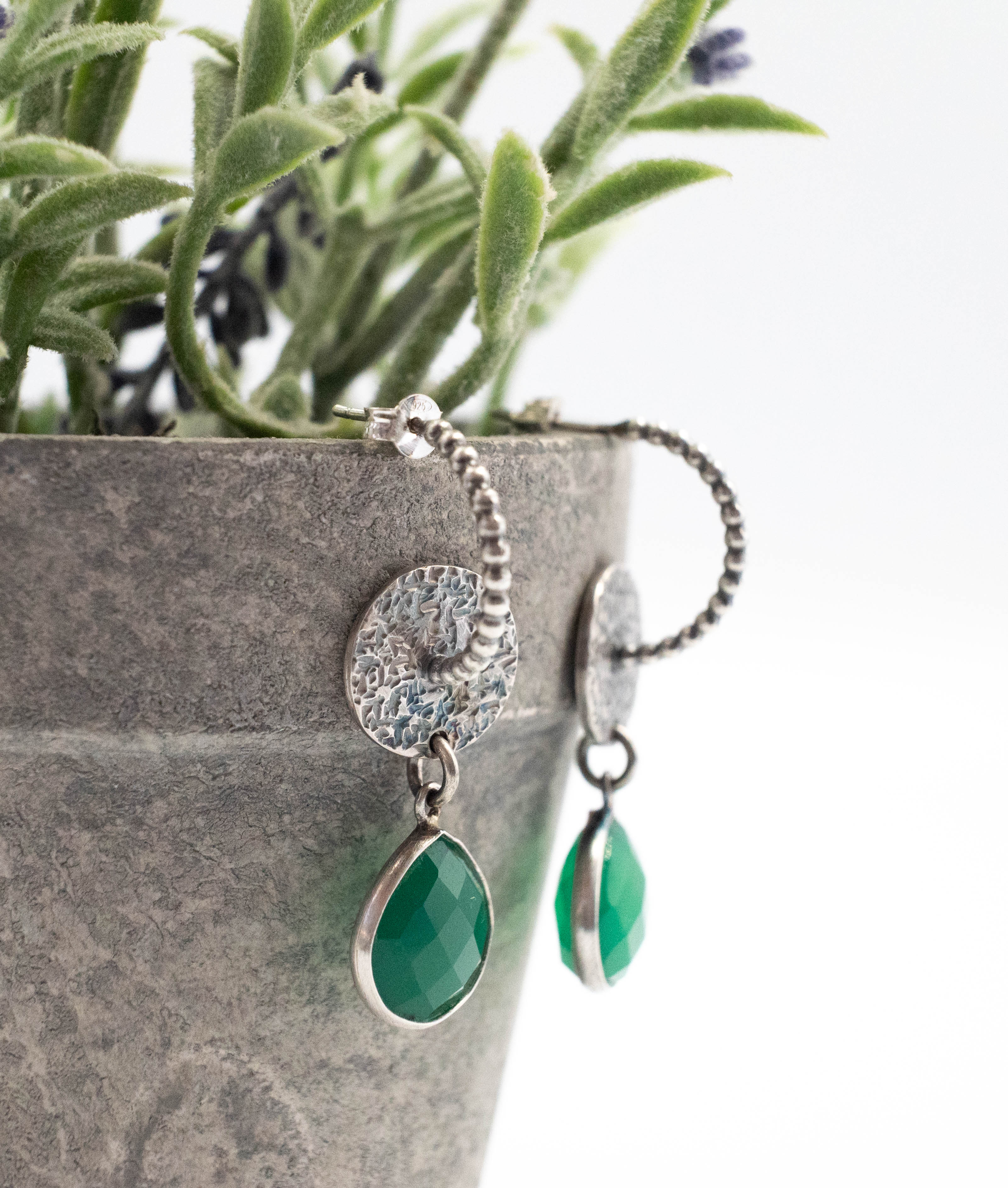χειροποίητα ασημένια σκουλαρίκια με πρασινη πέτρα κρεμαστά