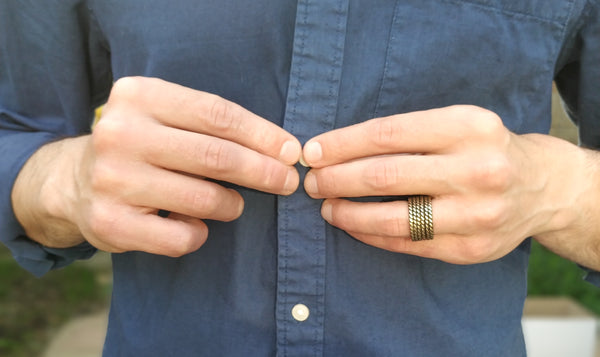 7 συχνά λάθη που κάνουν οι άντρες όταν φοράνε κοσμήματα