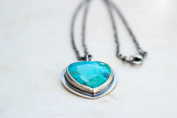 Χειροποίητα κοσμήματα με ημιπολύτιμους λίθους.