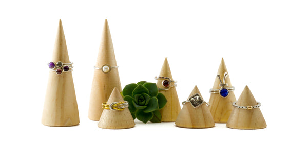 Όμορφα, κομψά δαχτυλίδια: Οικονομικά κοσμήματα που περιμένουν την ευκαιρία να λάμψουν επάνω σας!