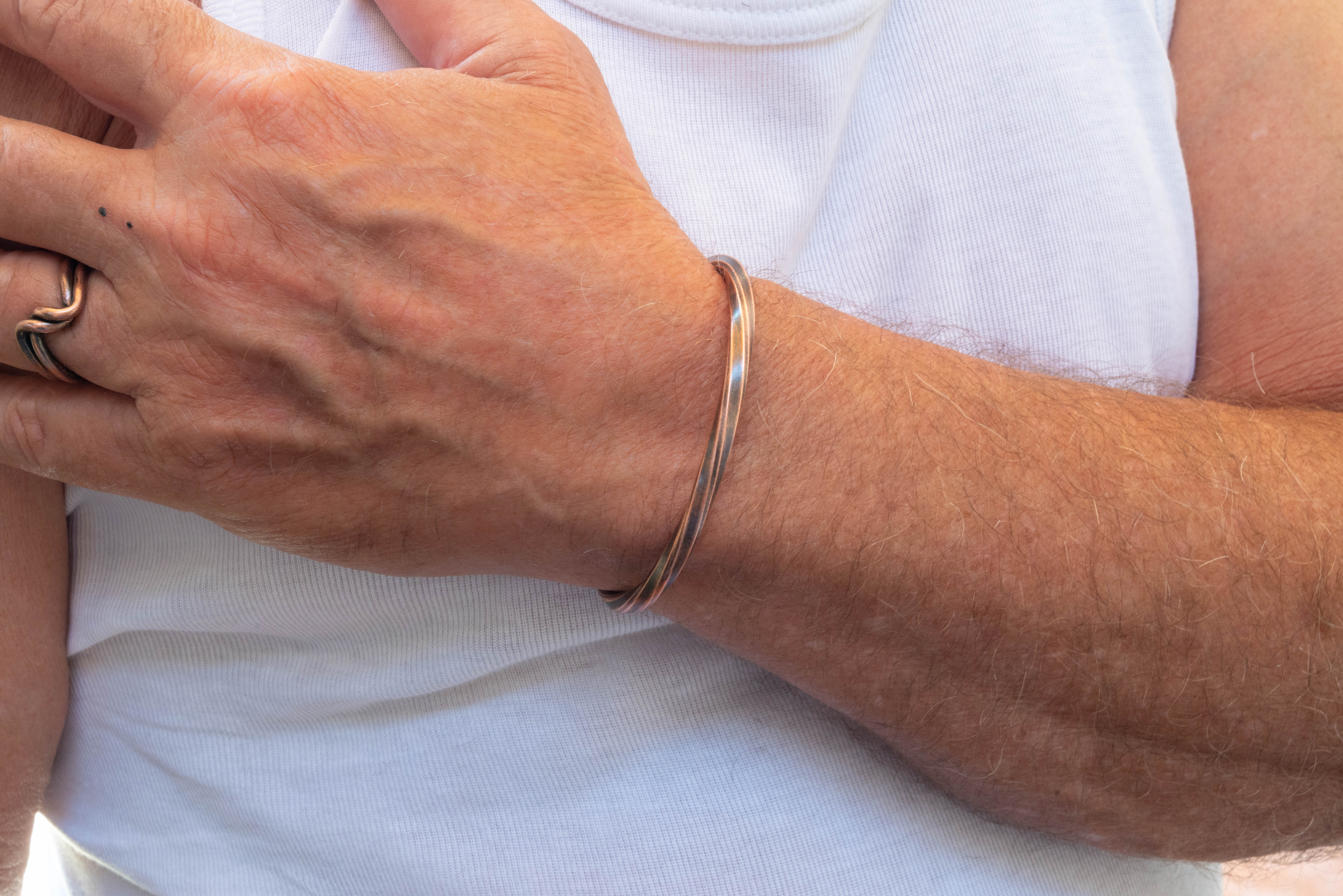Ανδρικό Χειροποίητο Βραχιόλι Cuff από Χαλκό και Ασήμι φορεμένο σε ανδρικό χερι