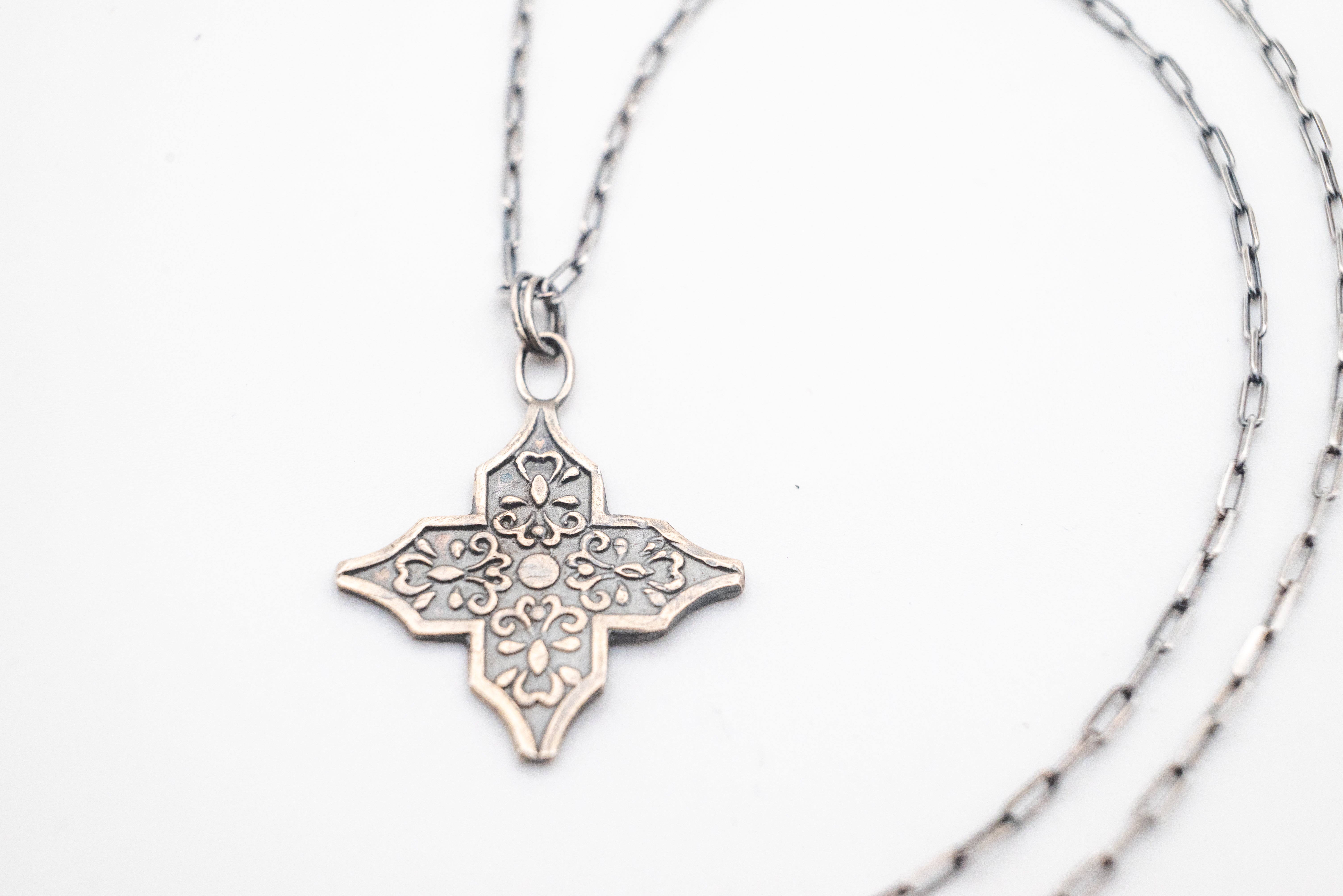 Σταυρός ασημένιος με Floral σχέδιο