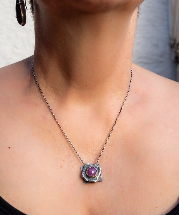 Ασημένιο κολιέ με Ροζ  Ζαφείρι