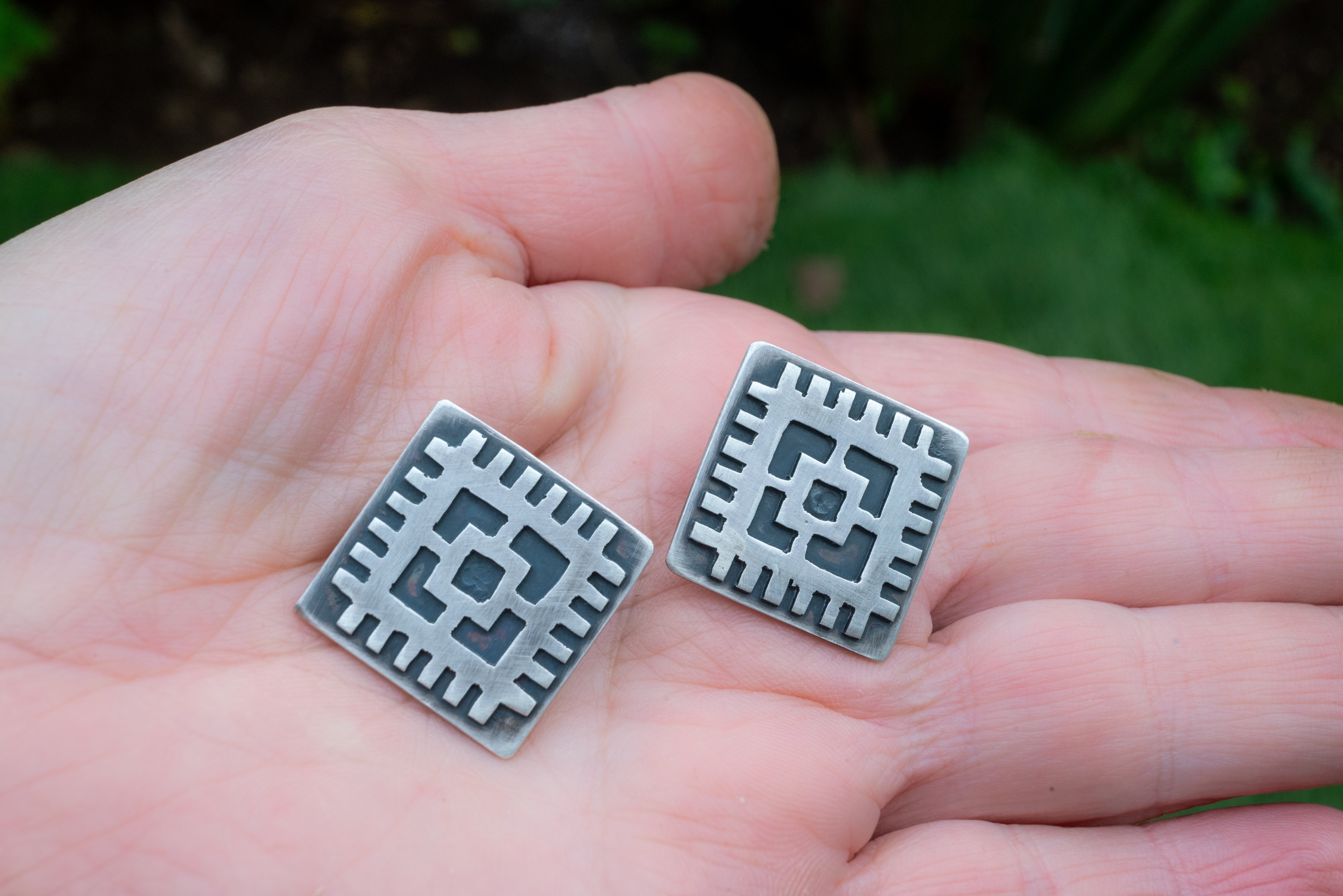 τετραγωνα ασημενια σκουλαρικια με σχεδιο