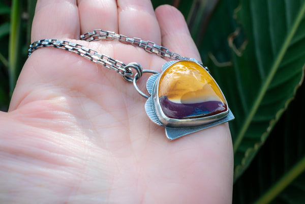 ασημενιο κολιε με κιτρινη πετρα