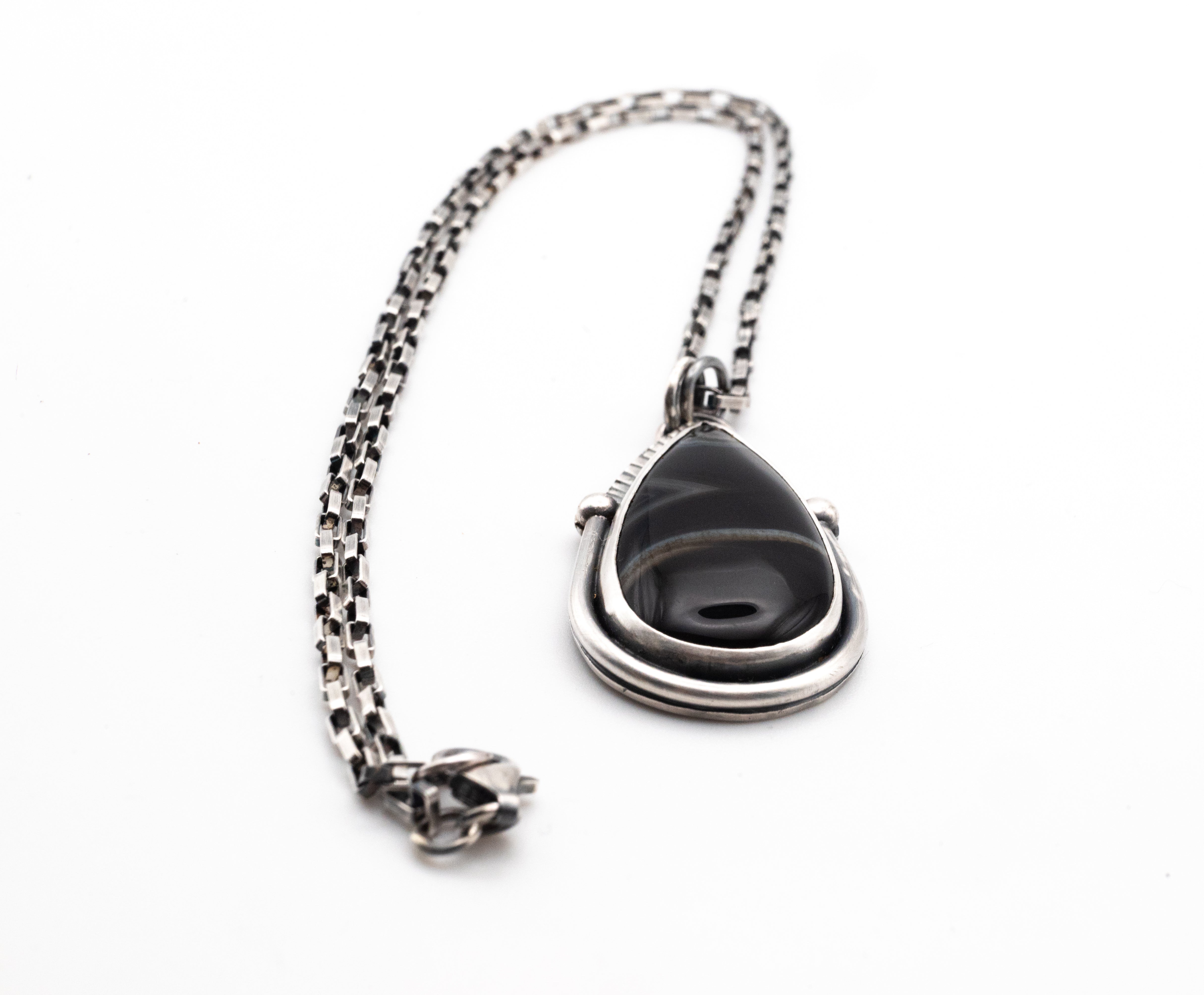 κολιε με μαυρη πετρα