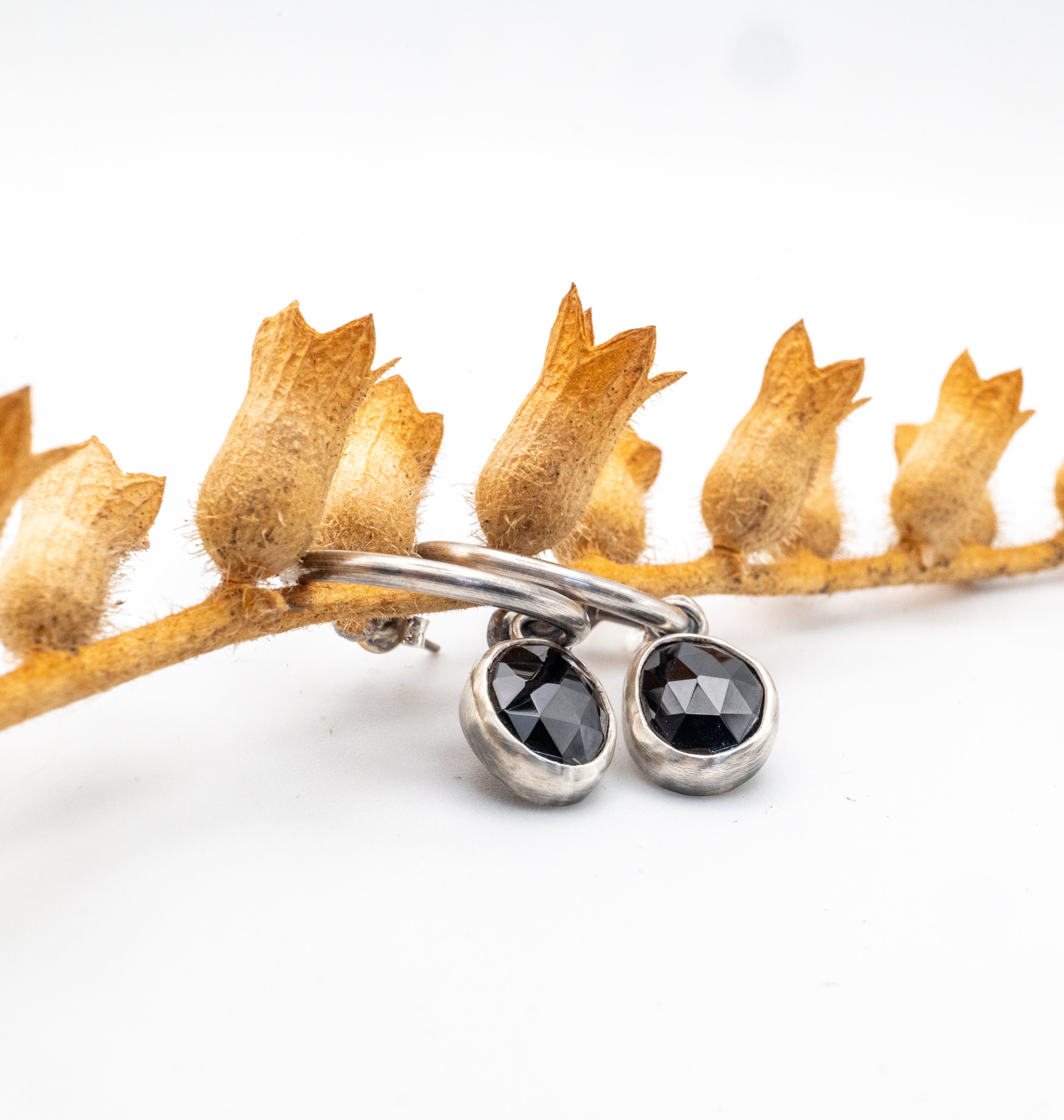 ασημενια σκουλαρικια με μαυρη πετρα
