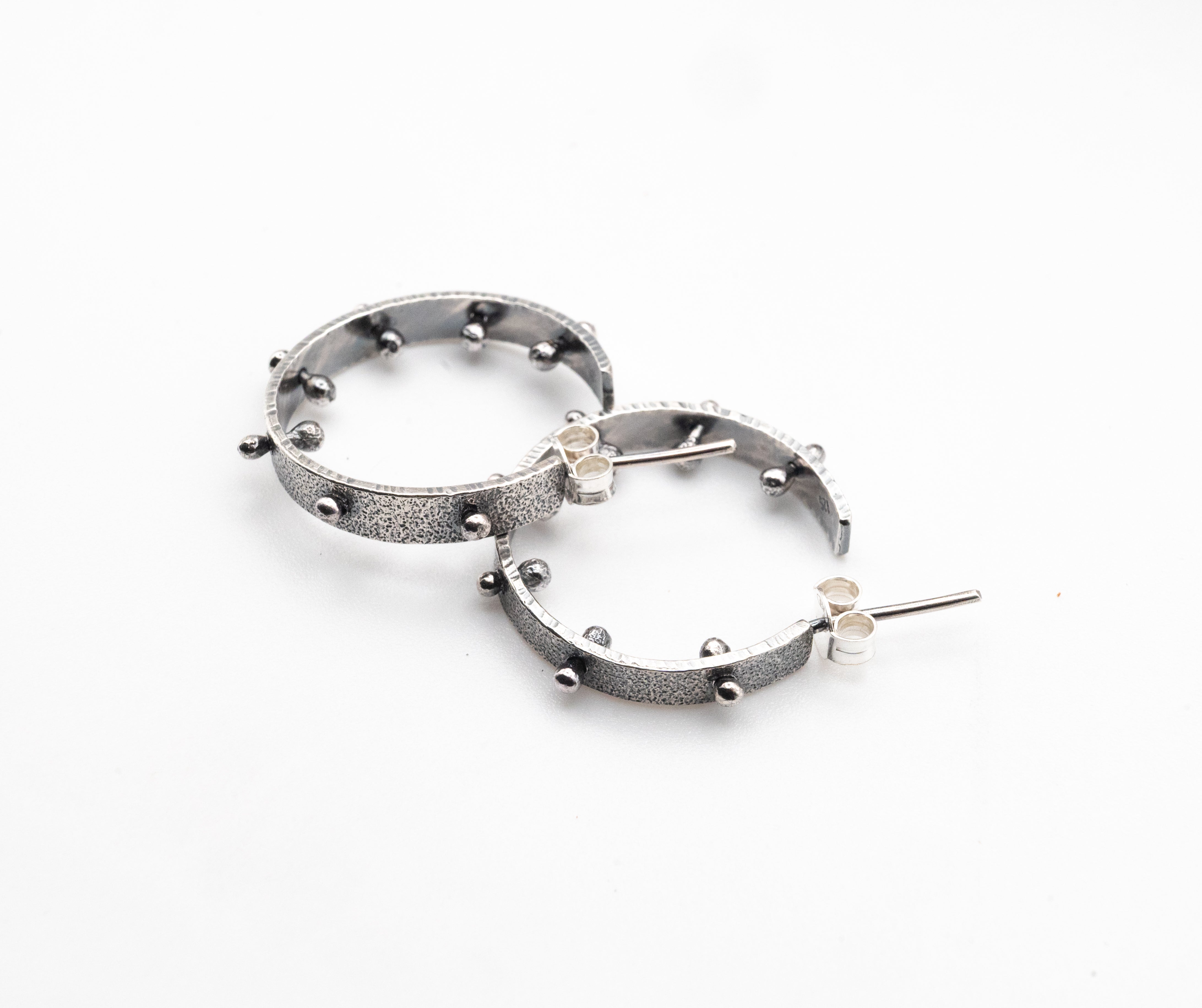 ιδιαιτερα ασημενια σκουλαρικια ροκ