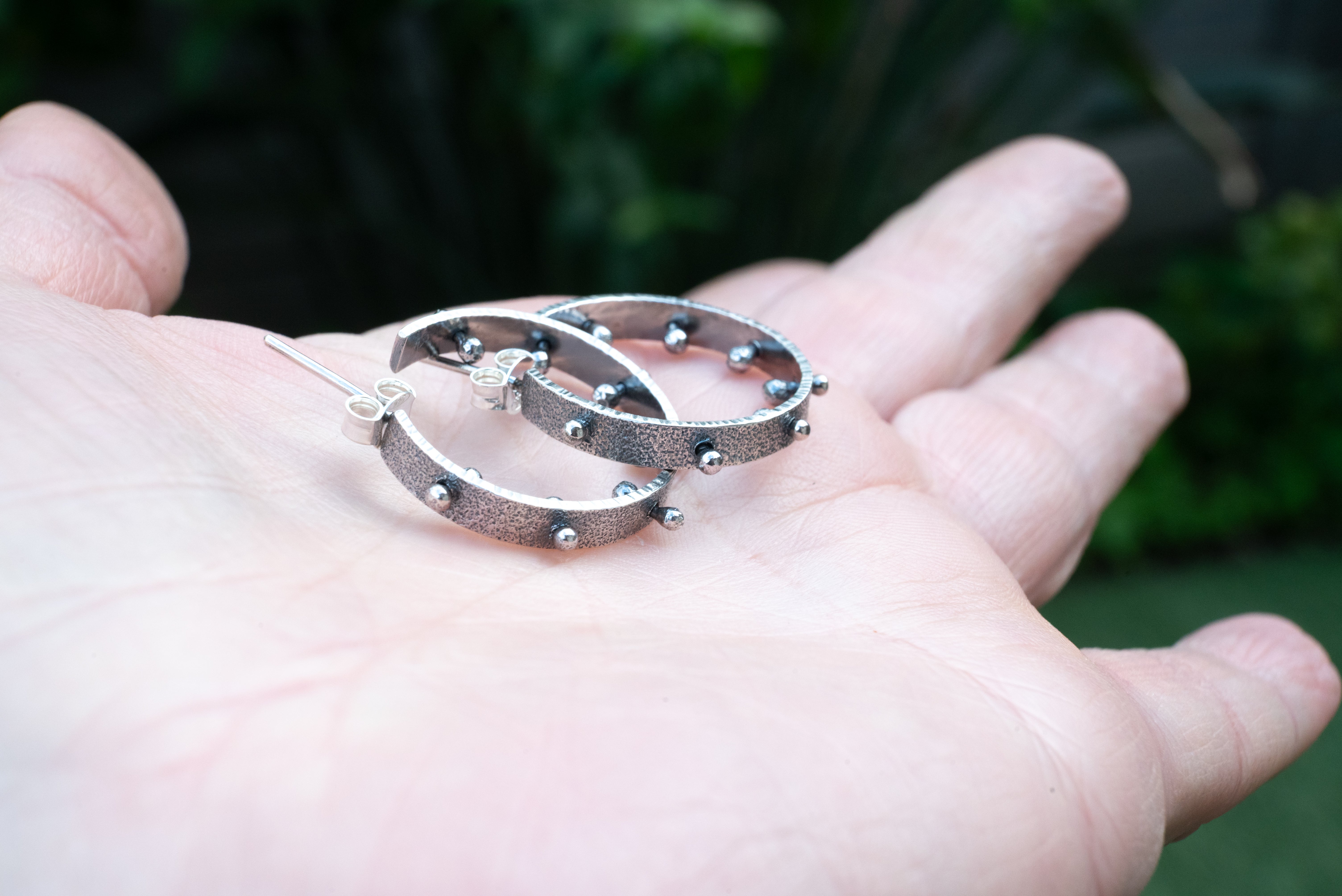 μοντερνα σκουλαρικια κρικοι