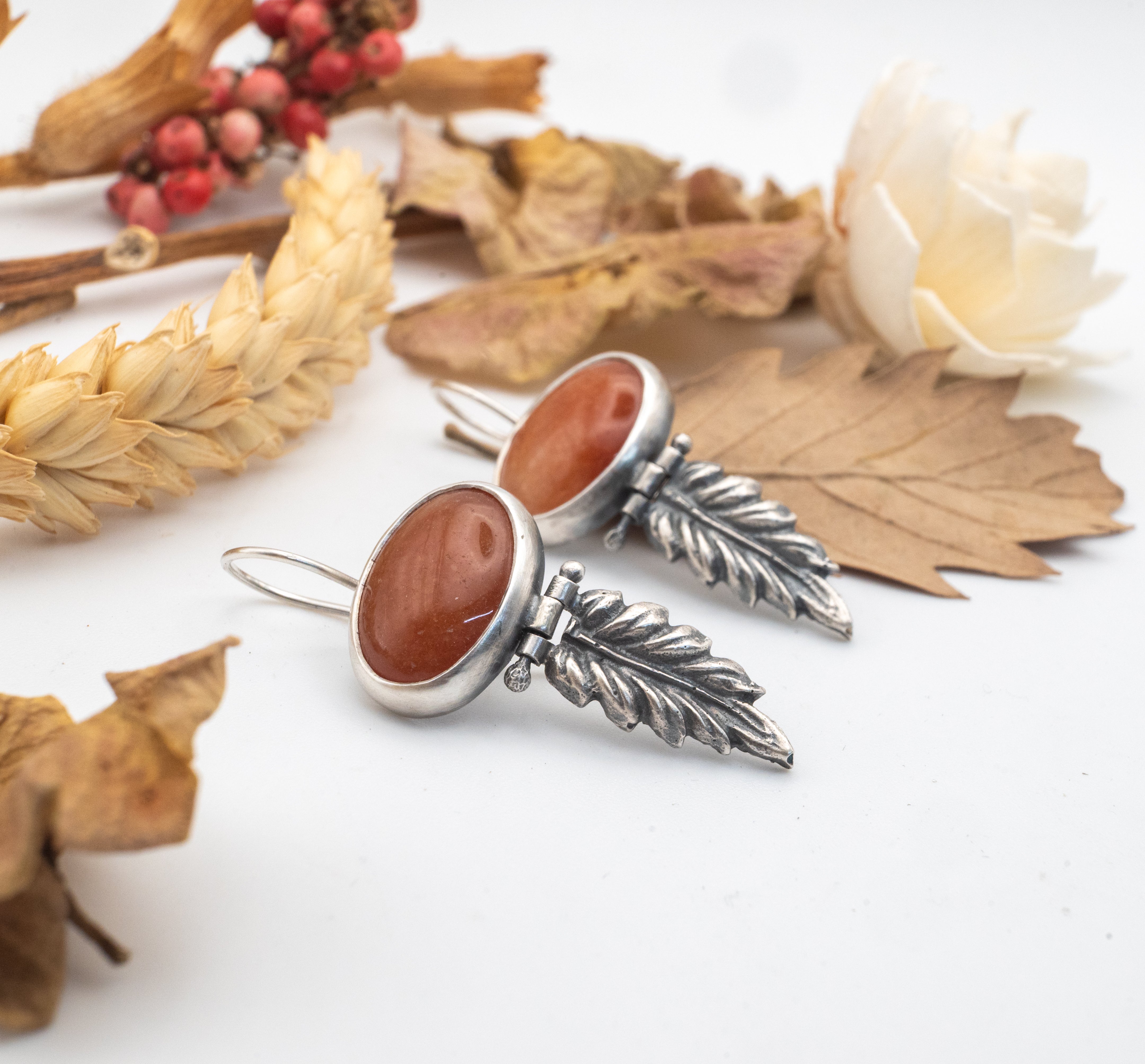 σκουλαρικια με πορτοκαλι πετρα και φυλλο