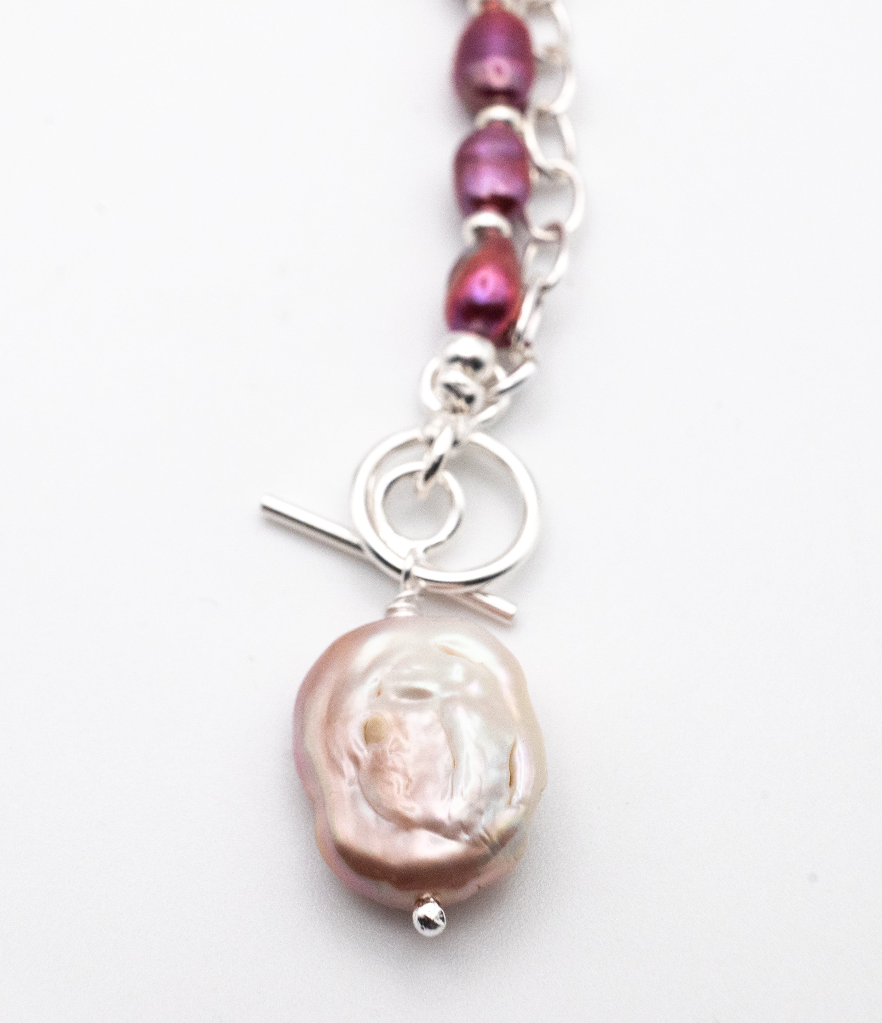 Μοντέρνο κολιέ με ασημένια αλυσίδα και μπορντό μαργαριτάρια