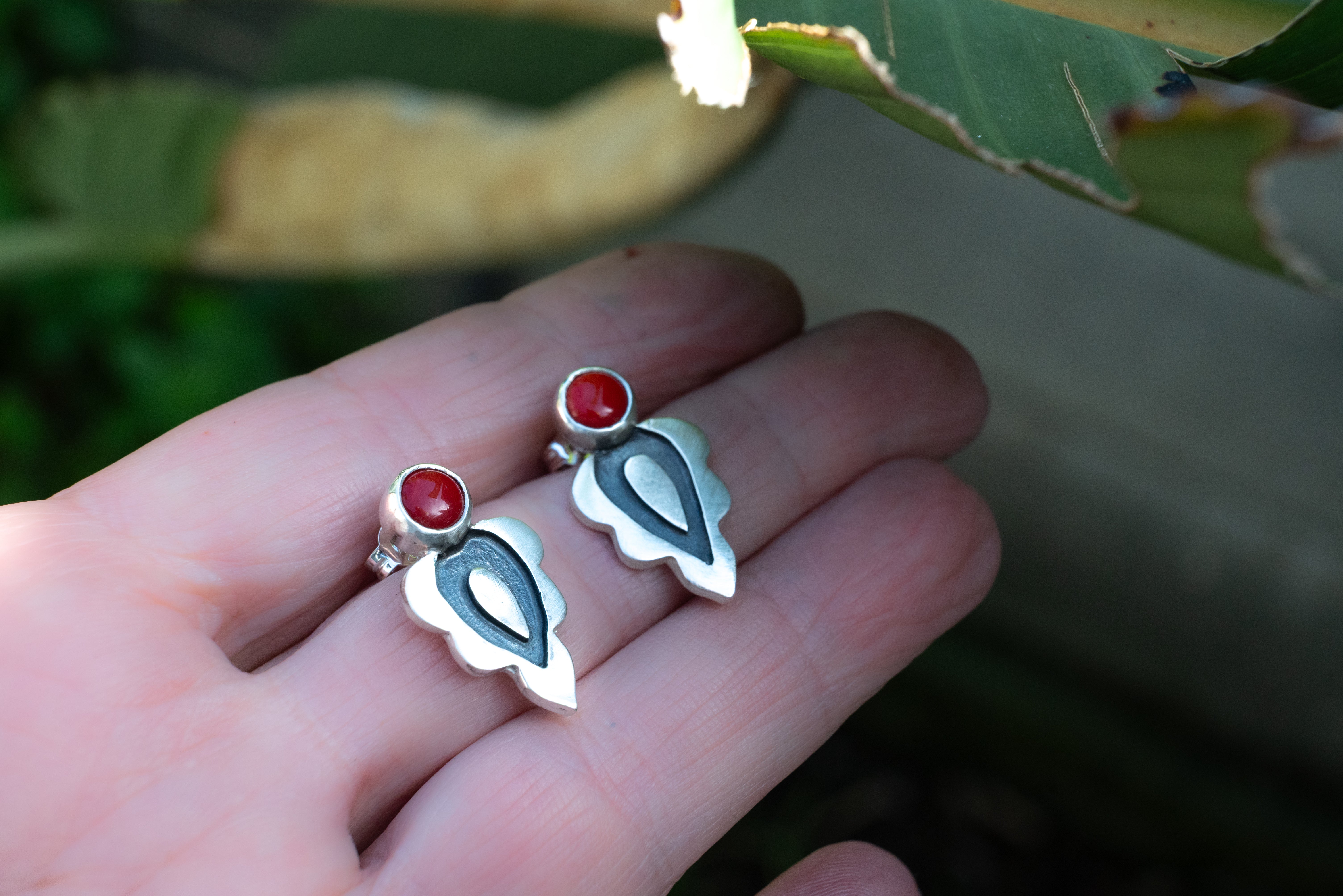 Κοντά σκουλαρίκια με ροζαρίτα σε έντονο κόκκινο χρώμα, ασήμι 925