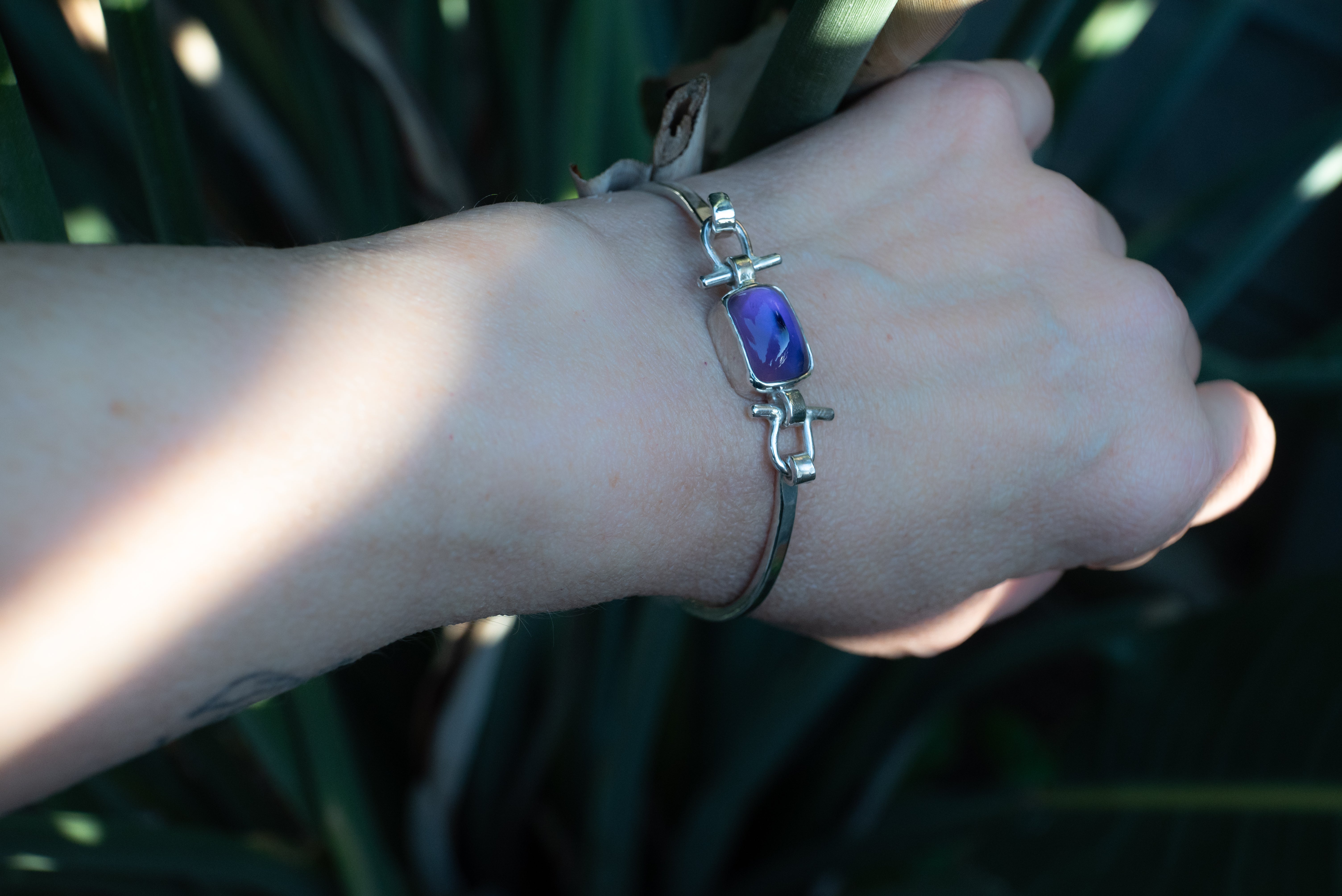 Minimal κόσμημα για καρπό με αμέθυστο