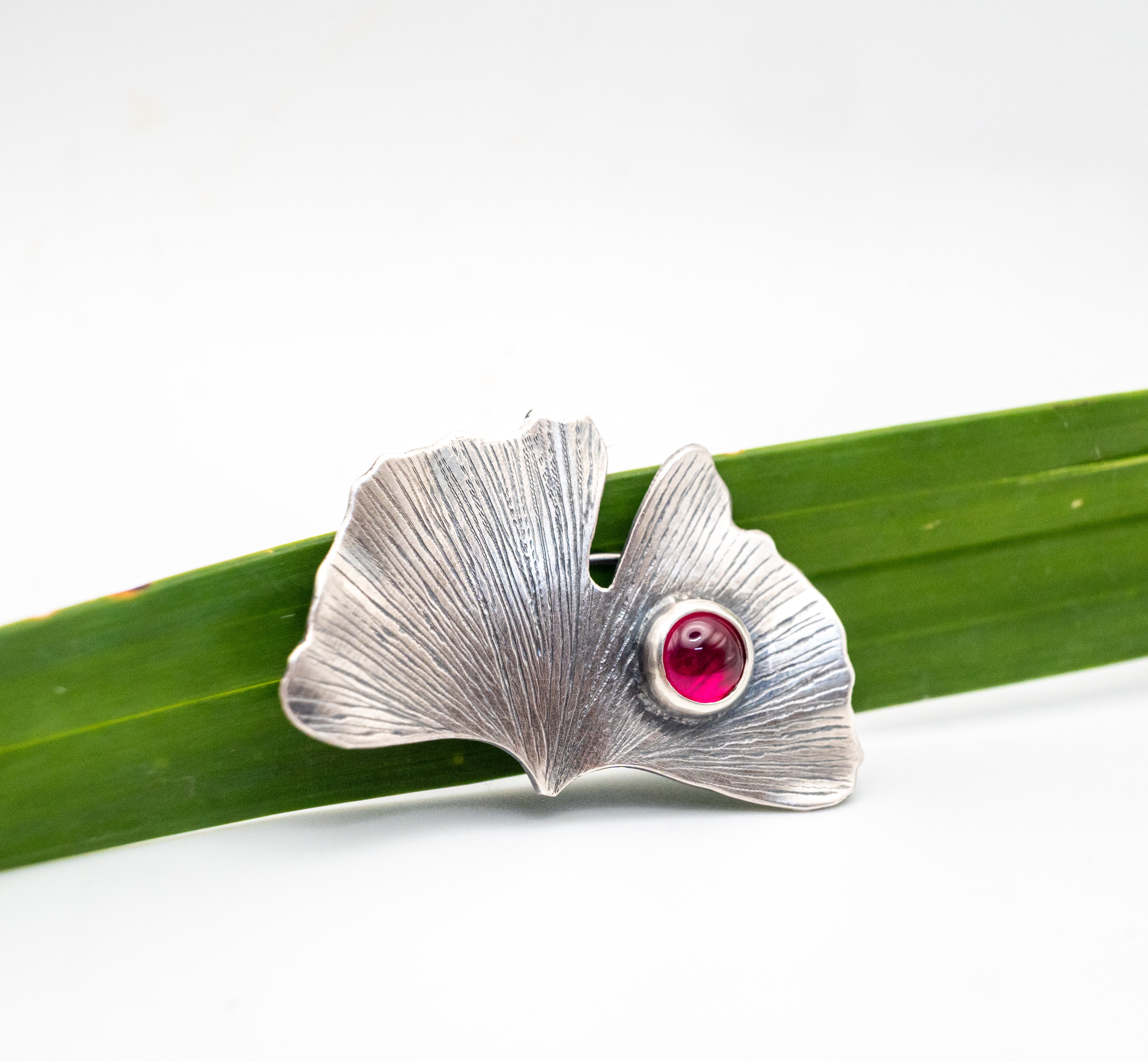 ασημένια χειροποίητη καρφίτσα φύλλο με συνθετικό ρουμπίνι
