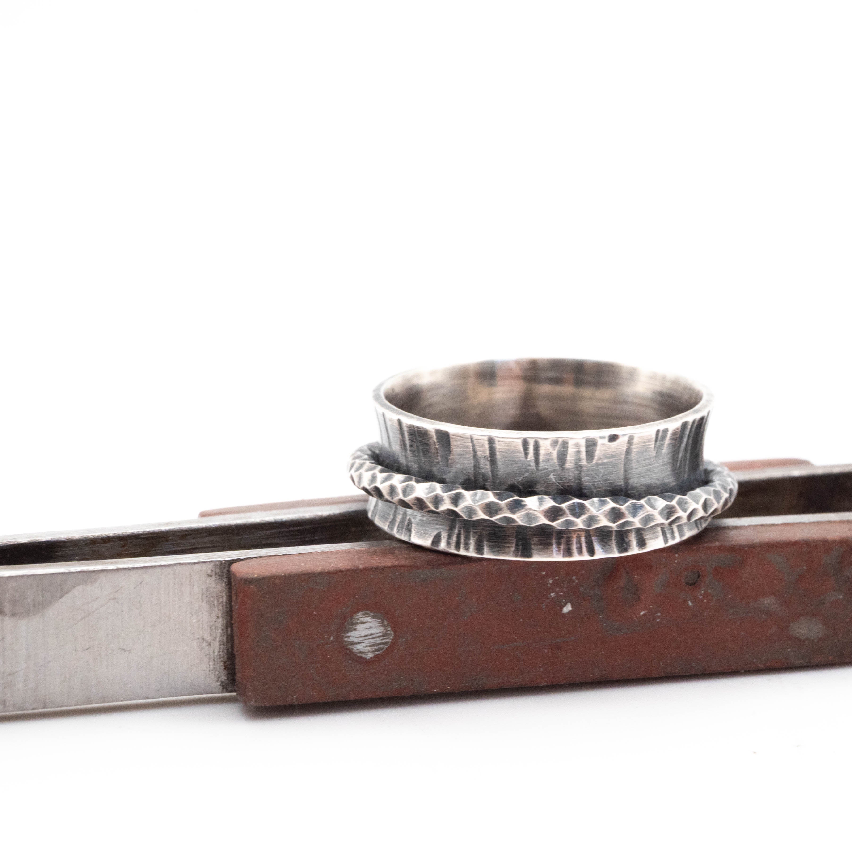 Ασημένιο Χειροποίητο Spinner Δαχτυλίδι με Σφυρήλατη Υφή