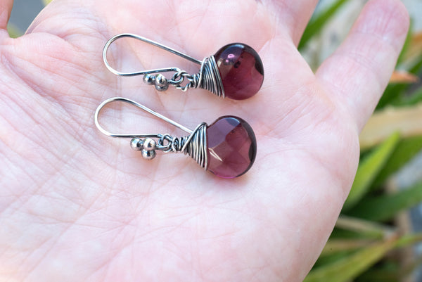 Κρεμαστά σκουλαρίκια από οξειδωμένο ασήμι με Γρανάτη (Γρανάδα) πέτρα