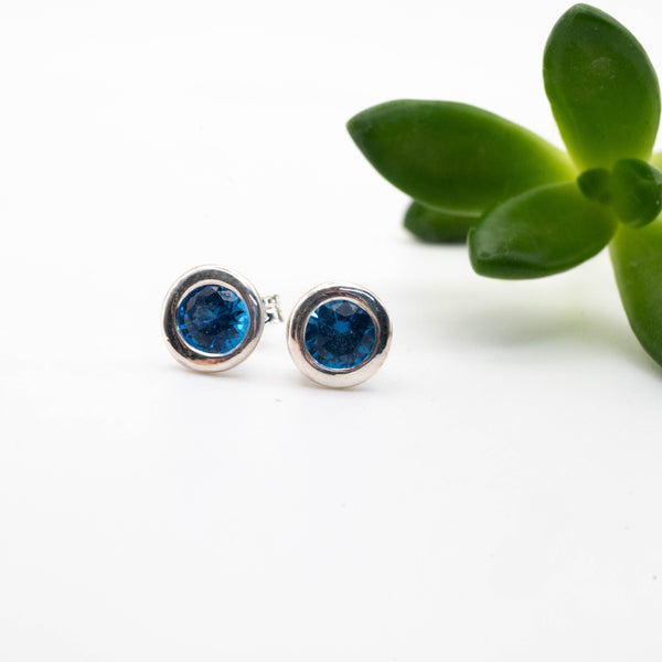 χειροποιητα μικρα σκουλαρικια καρφακια με μπλε πετρα