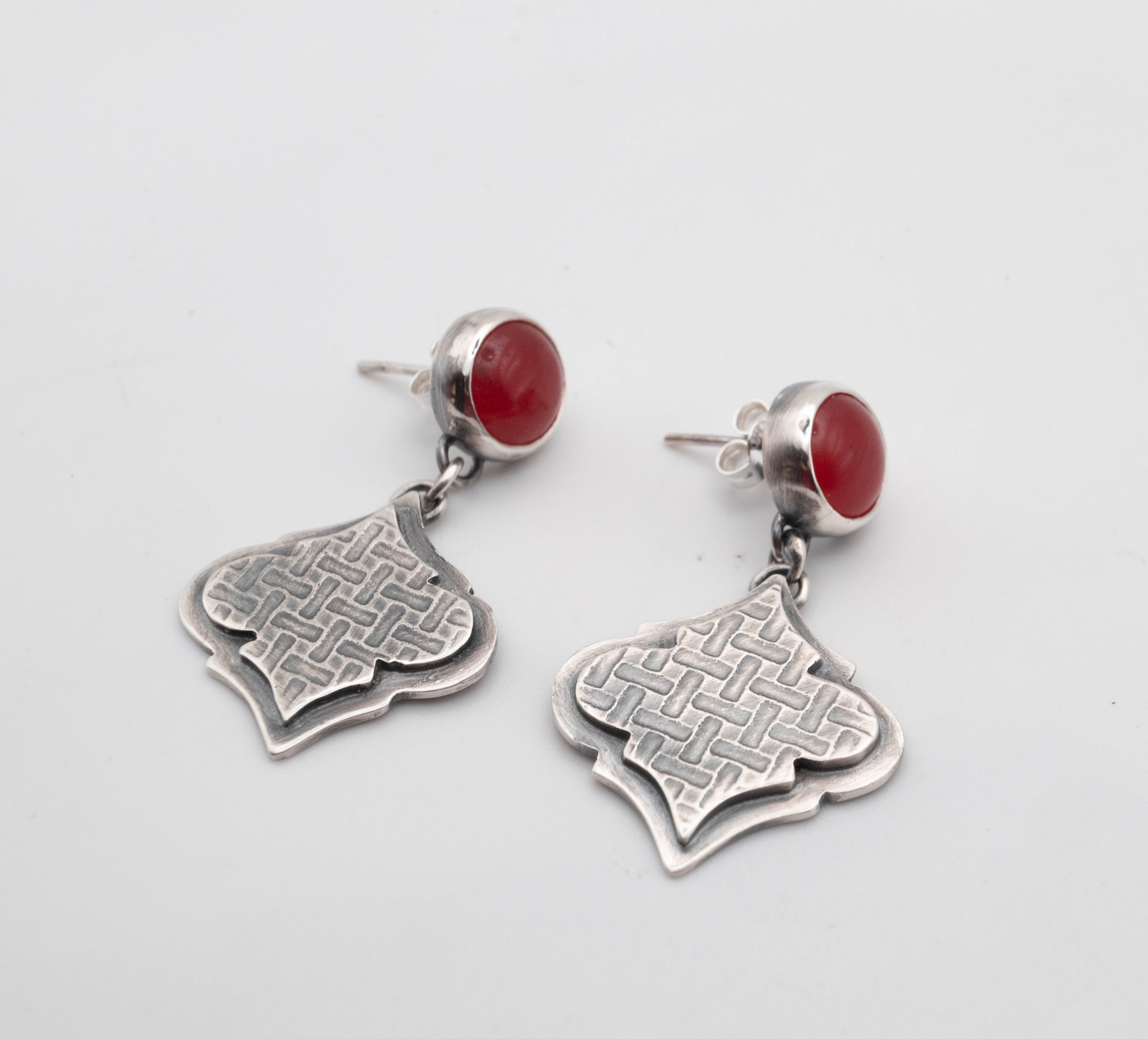 Ασημένια σκουλαρίκια με κόκκινο νεφρίτη και μαροκινό σχέδιο