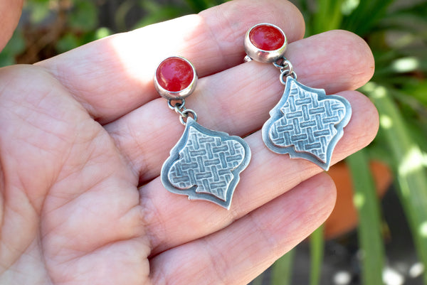 Ασημένια σκουλαρίκια με κόκκινο νεφρίτη και μαροκινό σχέδιο