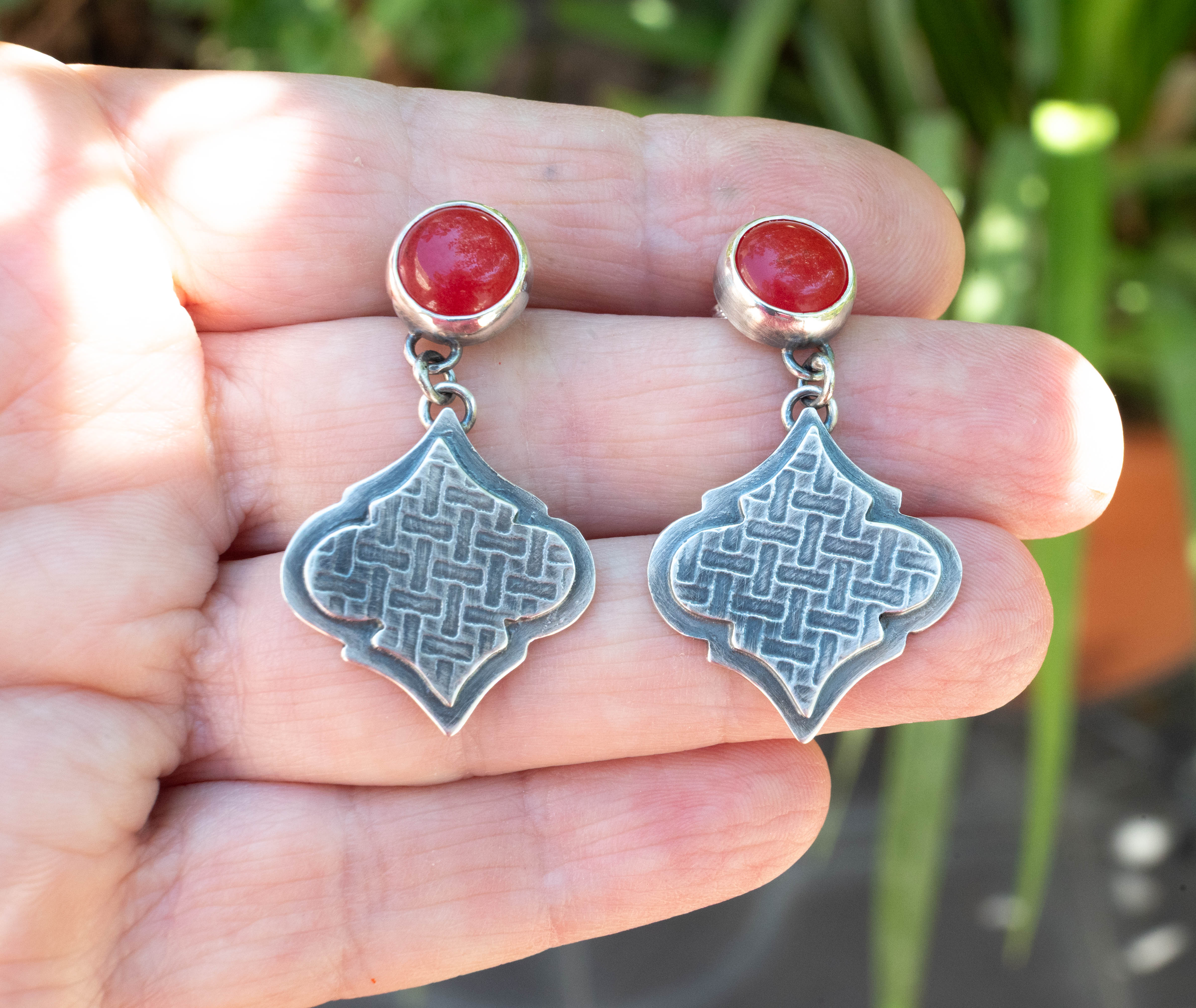 Ασημένια σκουλαρίκια με κόκκινο νεφρίτη και μαροκινό σχέδιο