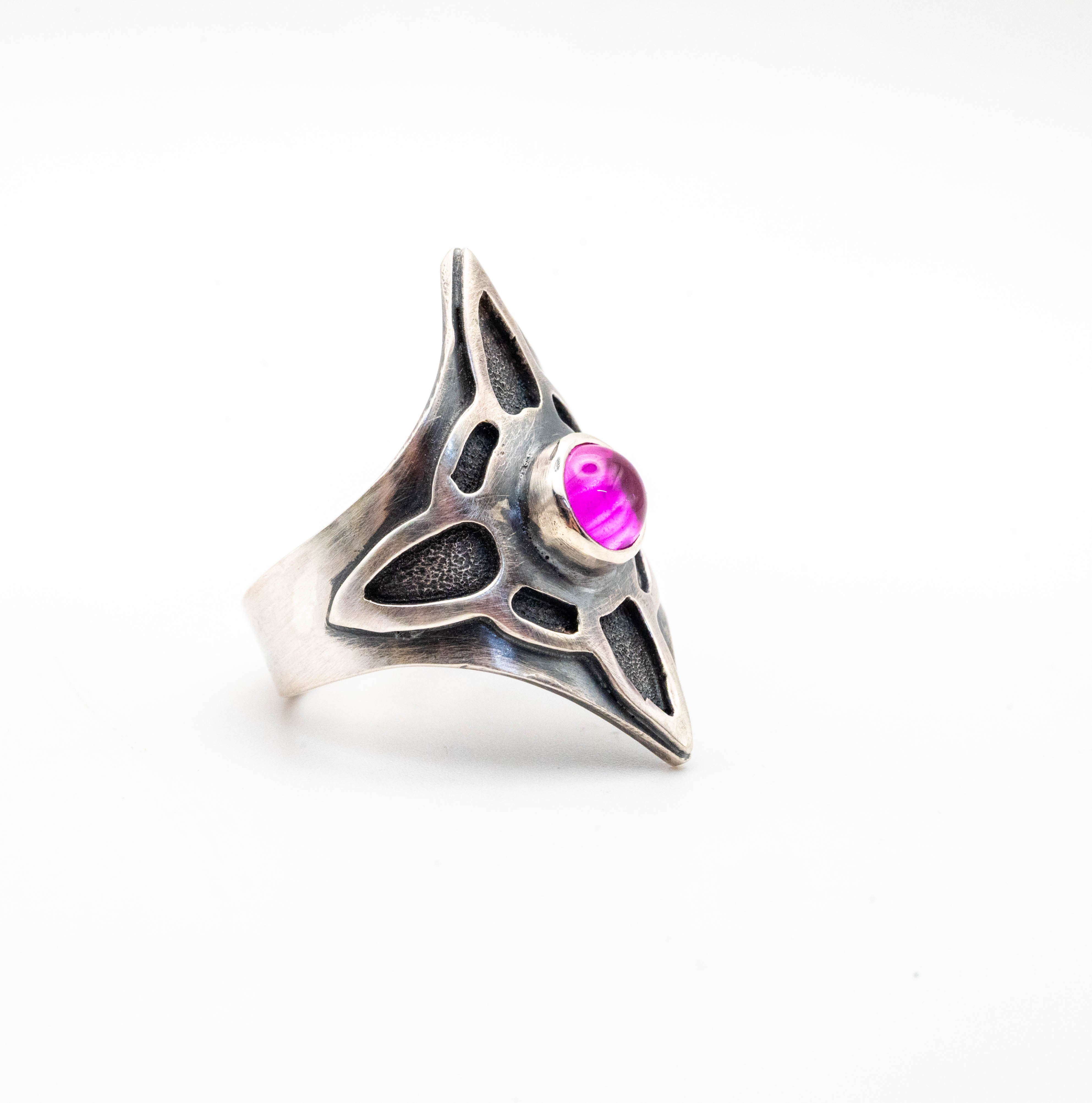 μοντέρνο γεωμετρικό κόσμημα