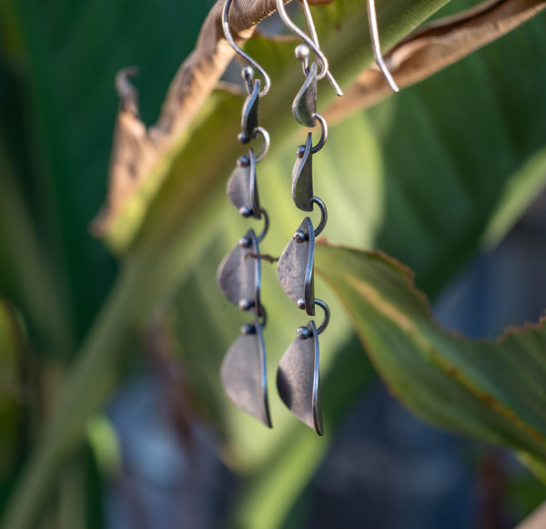 Long dangling earrings with oxidation