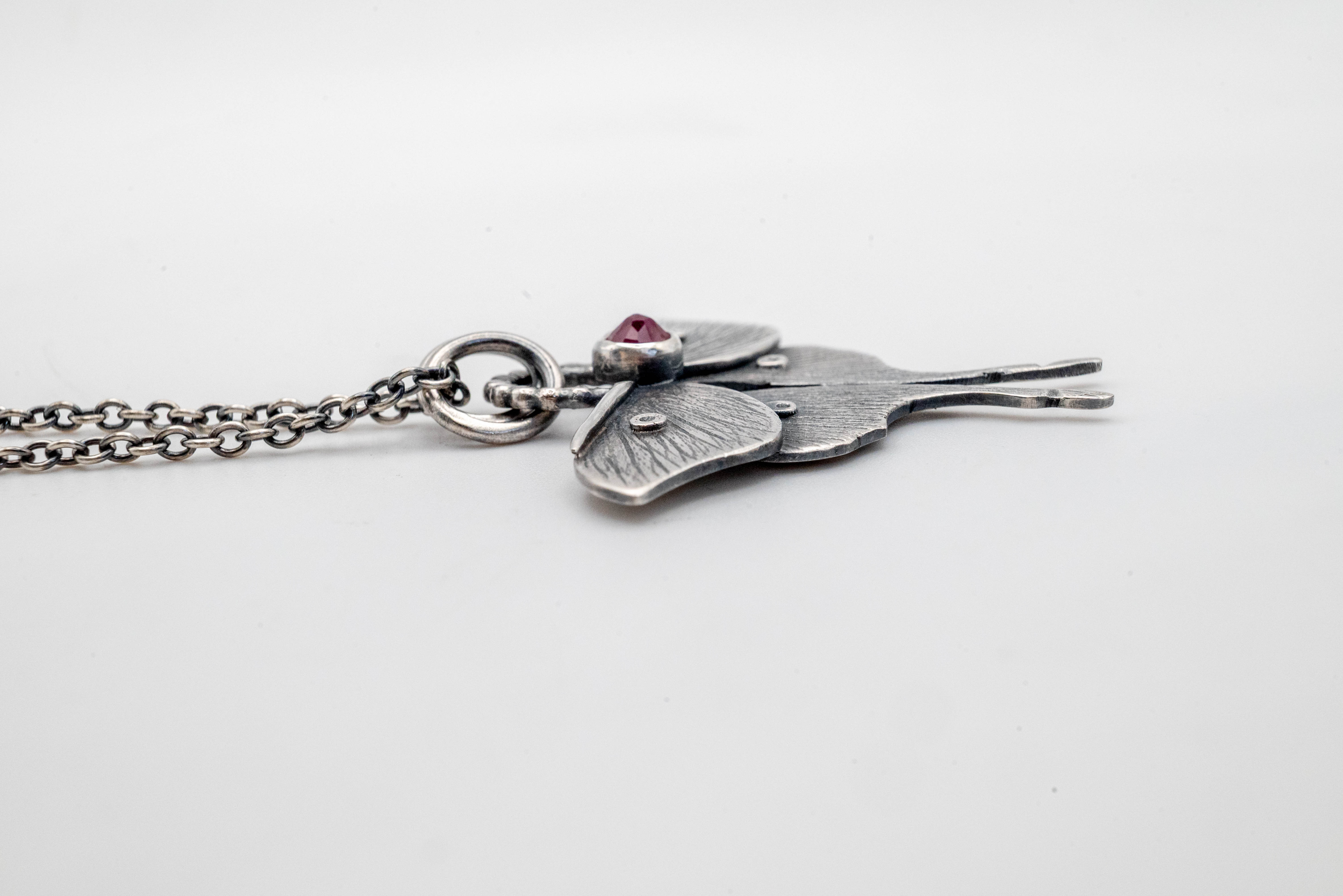 Κολιέ Πεταλούδα Moth από ασήμι 925 με φυσικό κόκκινο Ζαφείρι