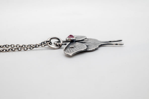 Κολιέ Πεταλούδα Moth από ασήμι 925 με φυσικό κόκκινο Ζαφείρι