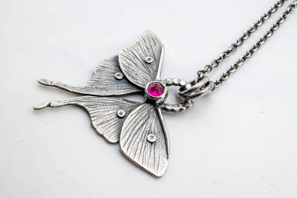 ασημένιο μενταγιόν με ζαφείρι