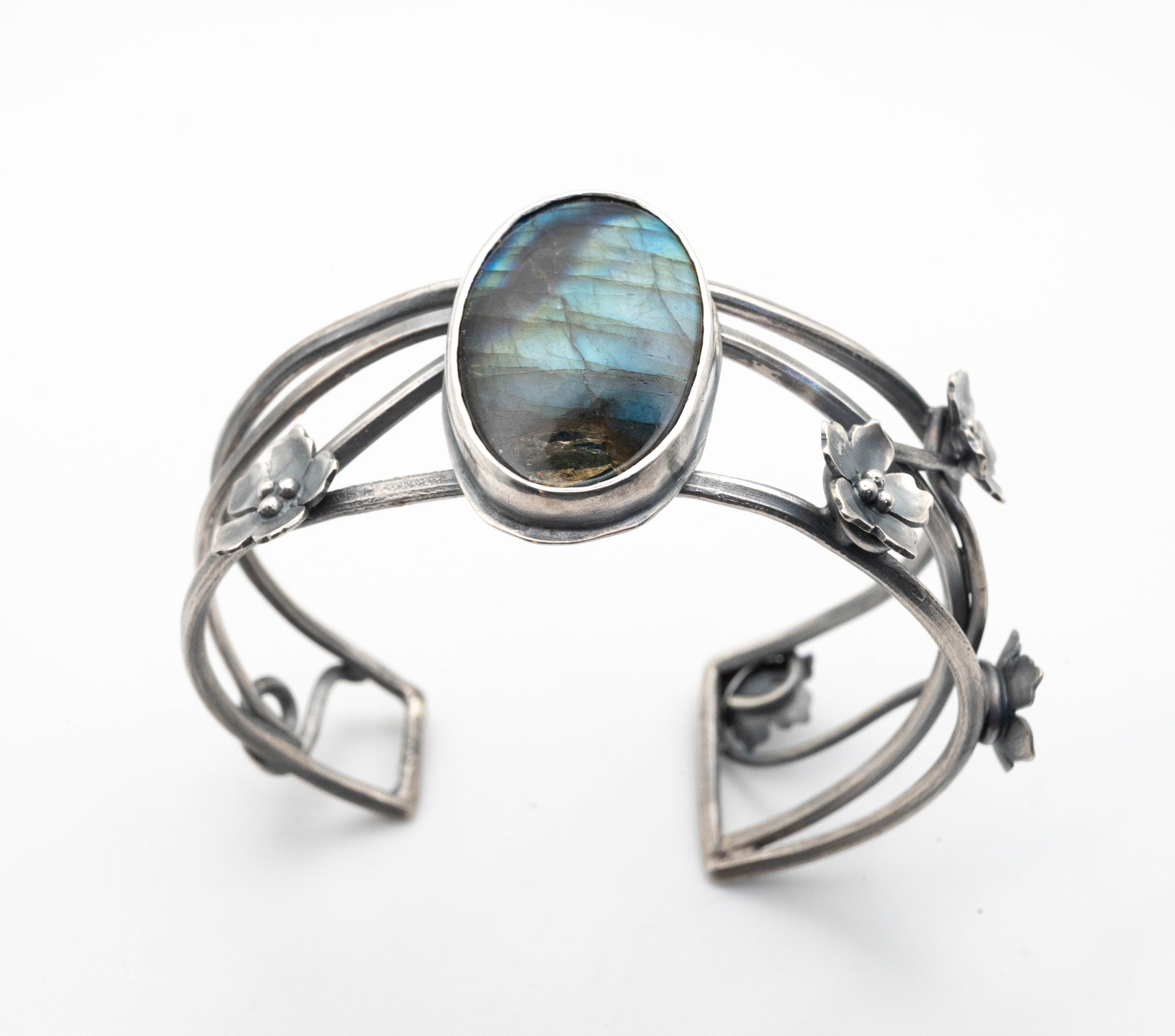 ασημένιο χειροποίητο βραχιόλι με λαμπραδορίτη