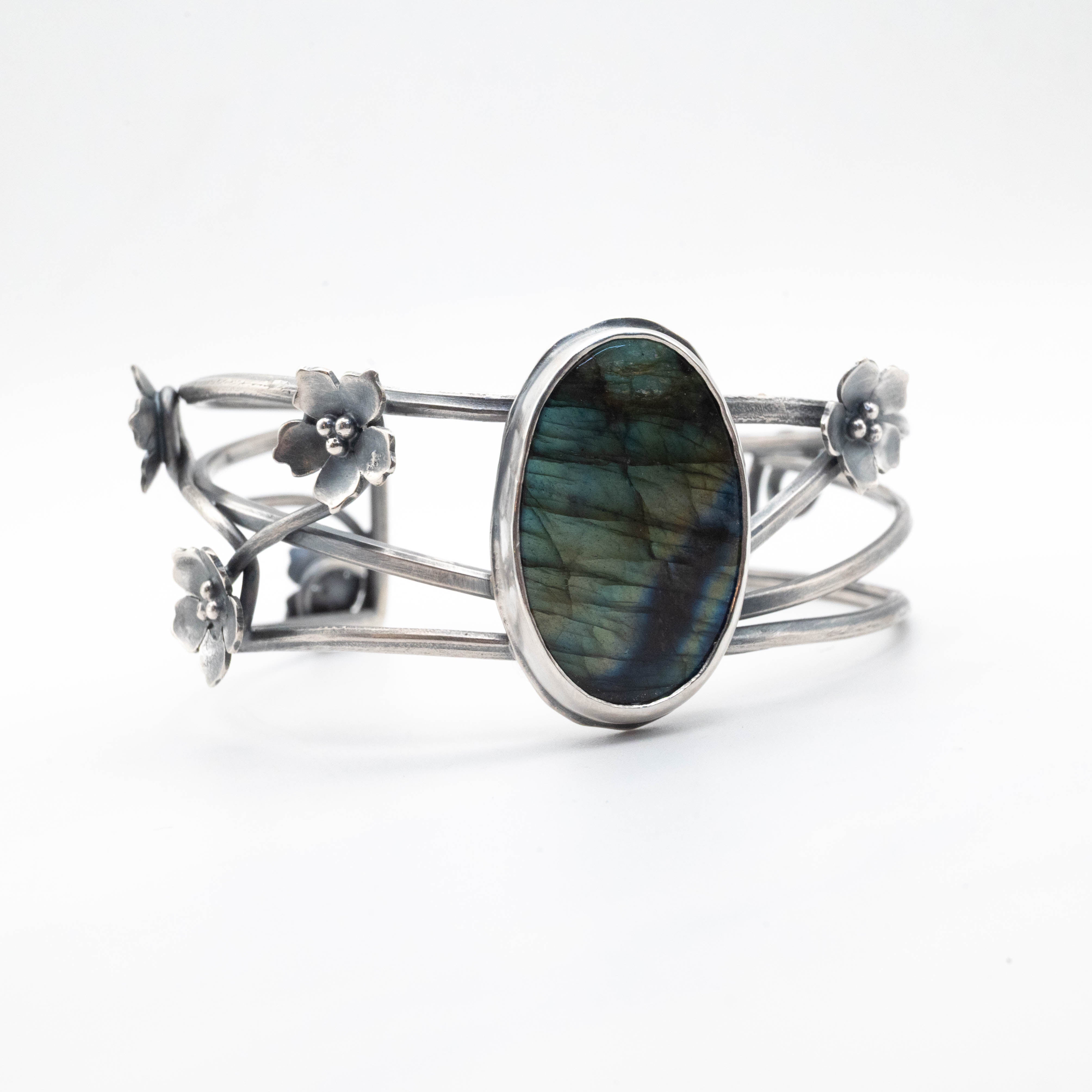Χειροποίητο boho ασημένιο βραχιόλι με λουλούδια και οβάλ Λαμπραδορίτη