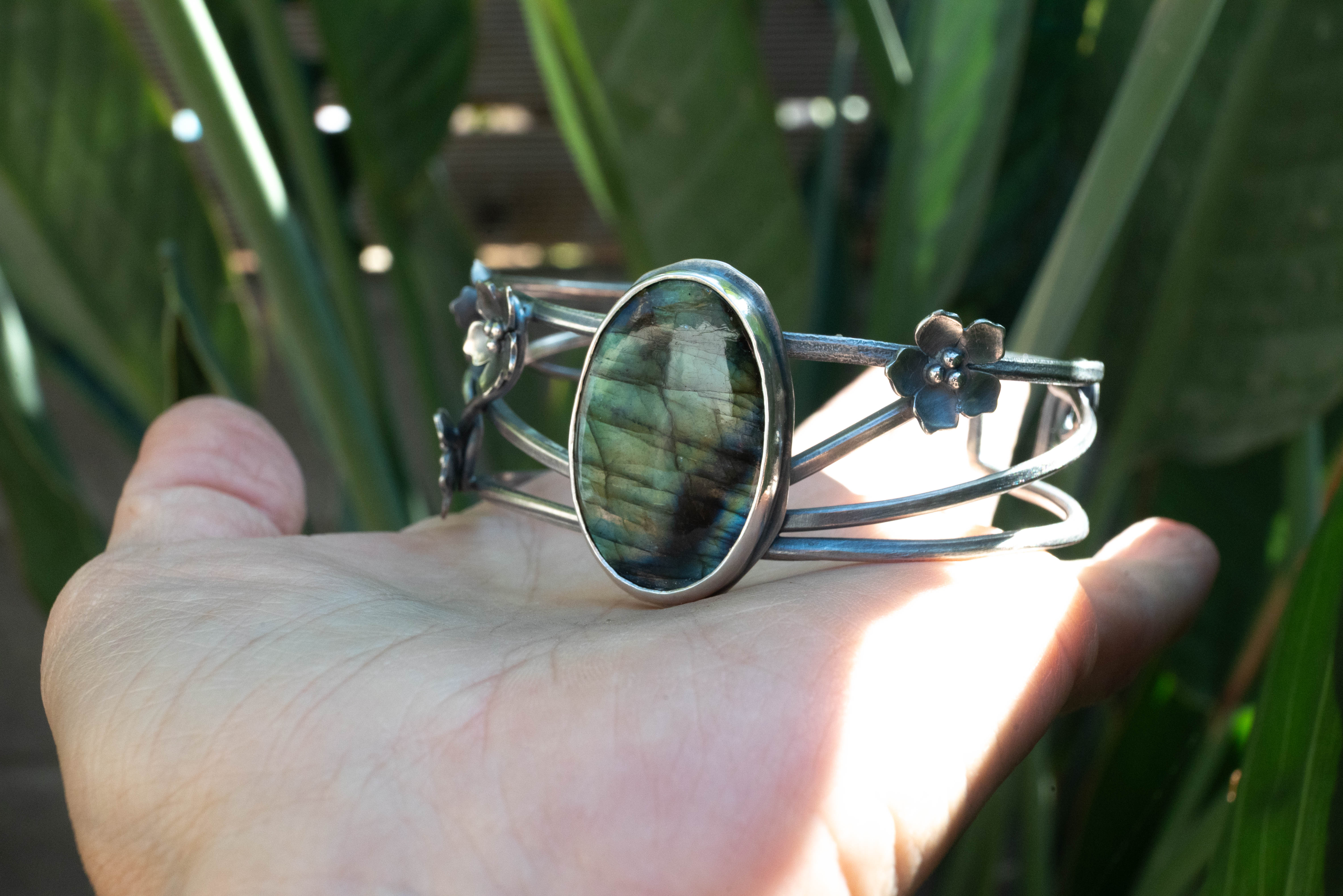 Χειροποίητο boho ασημένιο βραχιόλι με λουλούδια και οβάλ Λαμπραδορίτη