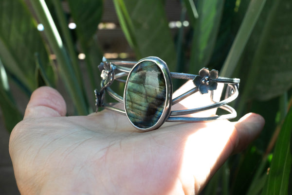 Χειροποίητο boho ασημένιο βραχιόλι με λουλούδια και οβάλ Λαμπραδορίτη