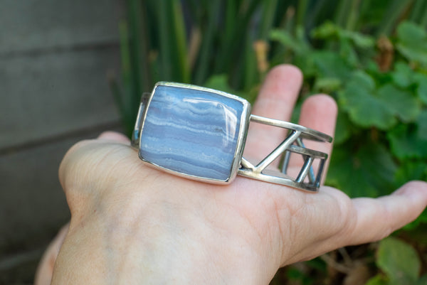 φαρδύ ασημένιο βραχιόλι χειροπεδα με πετρα