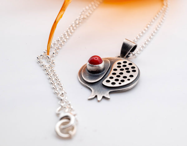 ασημένιο boho κολιέ με ρόδι και συμβολισμό αφθονίας