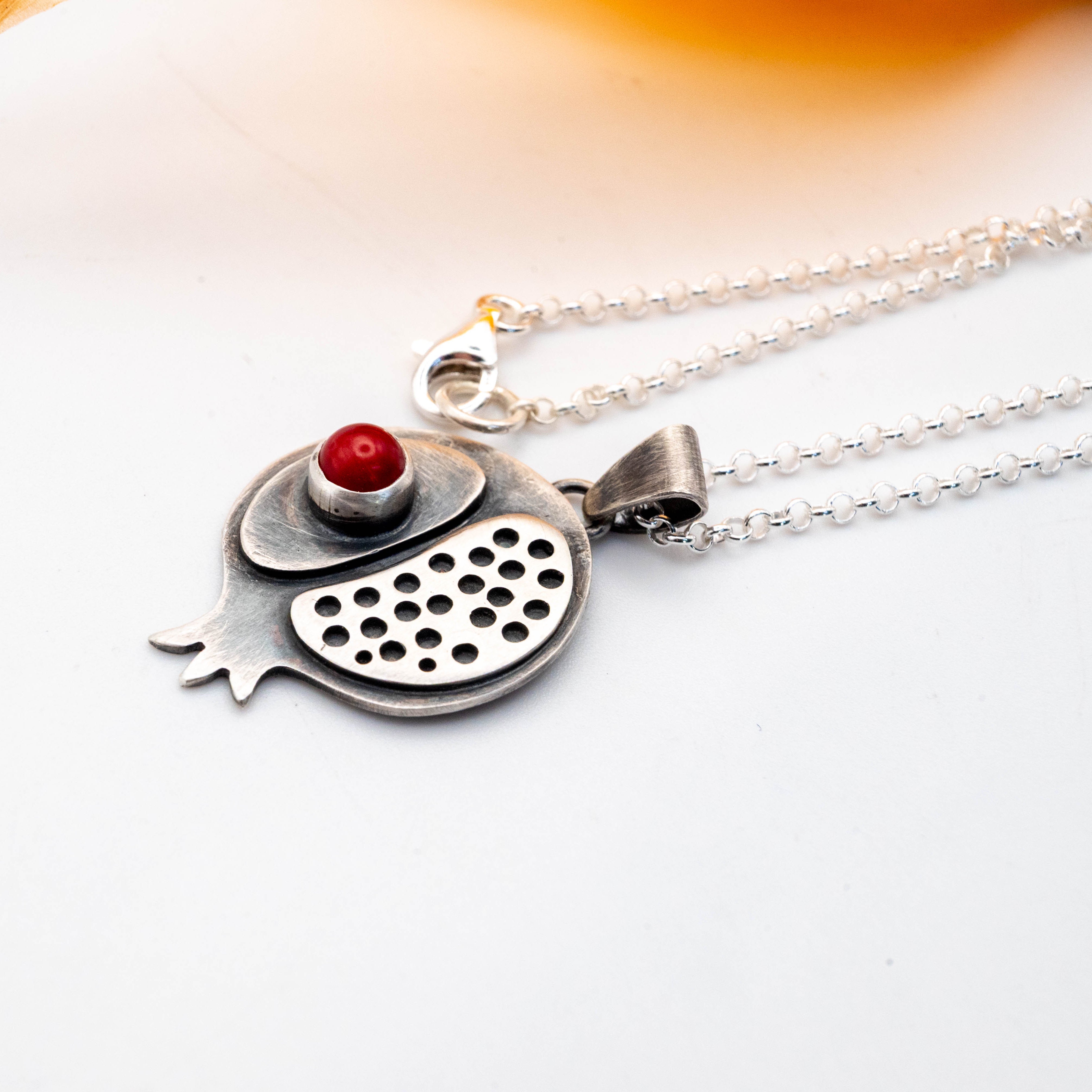 χειροποίητο ασημένιο κολιέ με ρόδι και κόκκινο κοράλλι