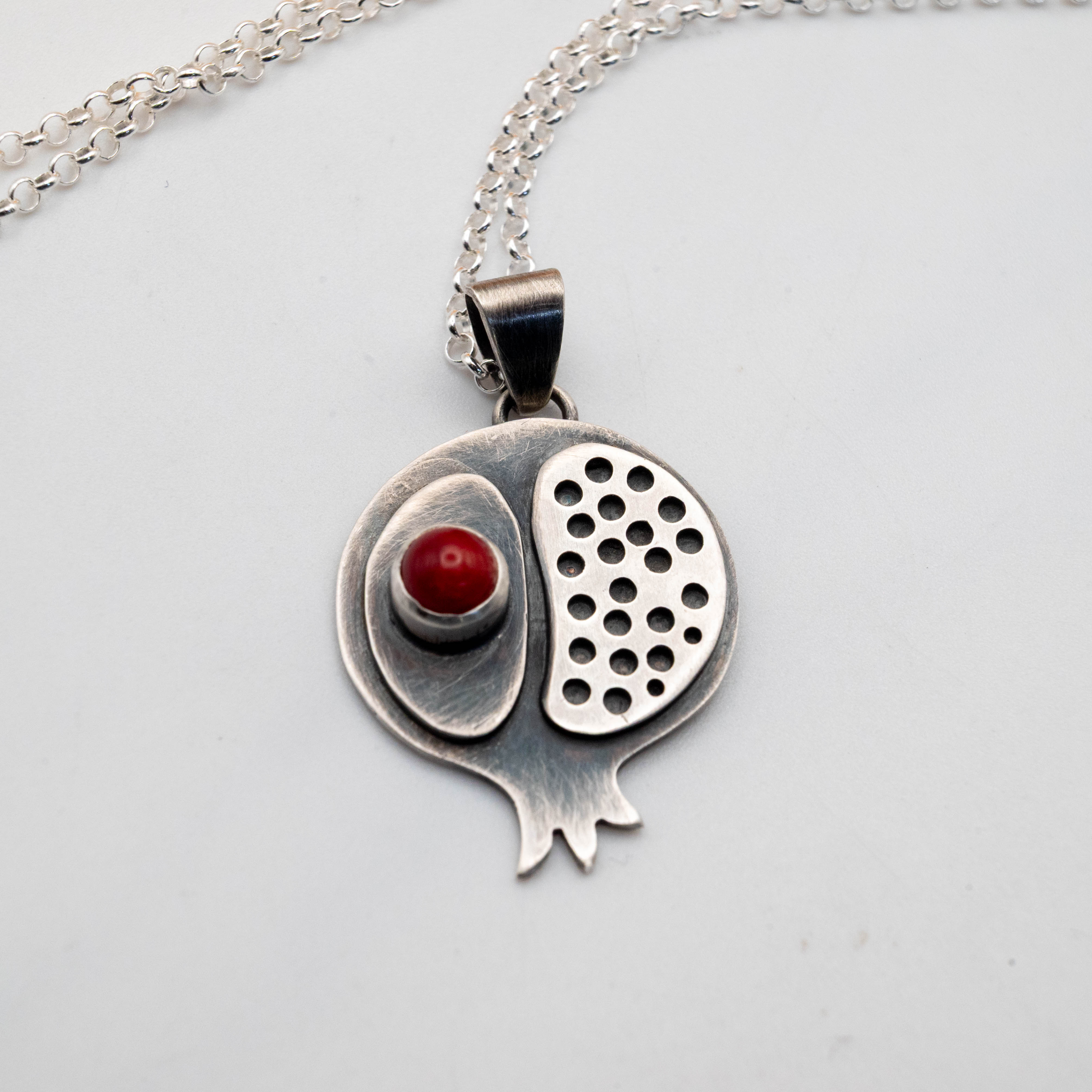 ασημένιο μενταγιόν ρόδι με φυσική πέτρα κοράλι