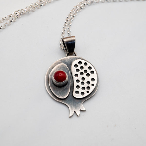 ασημένιο μενταγιόν ρόδι με φυσική πέτρα κοράλι