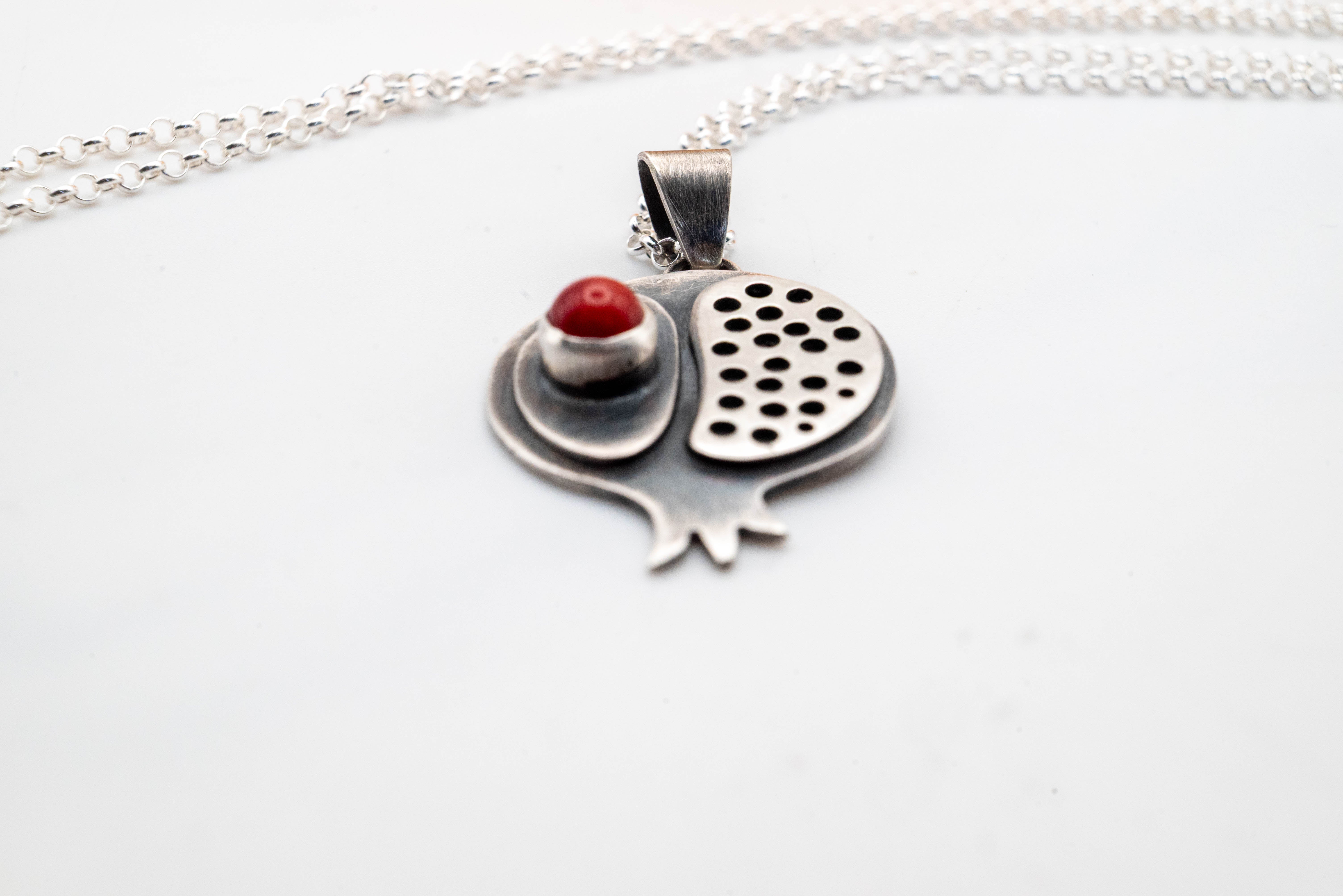 κοράλι πέτρα ζωτικότητας και θάρρους σε ασημένιο μενταγιόν