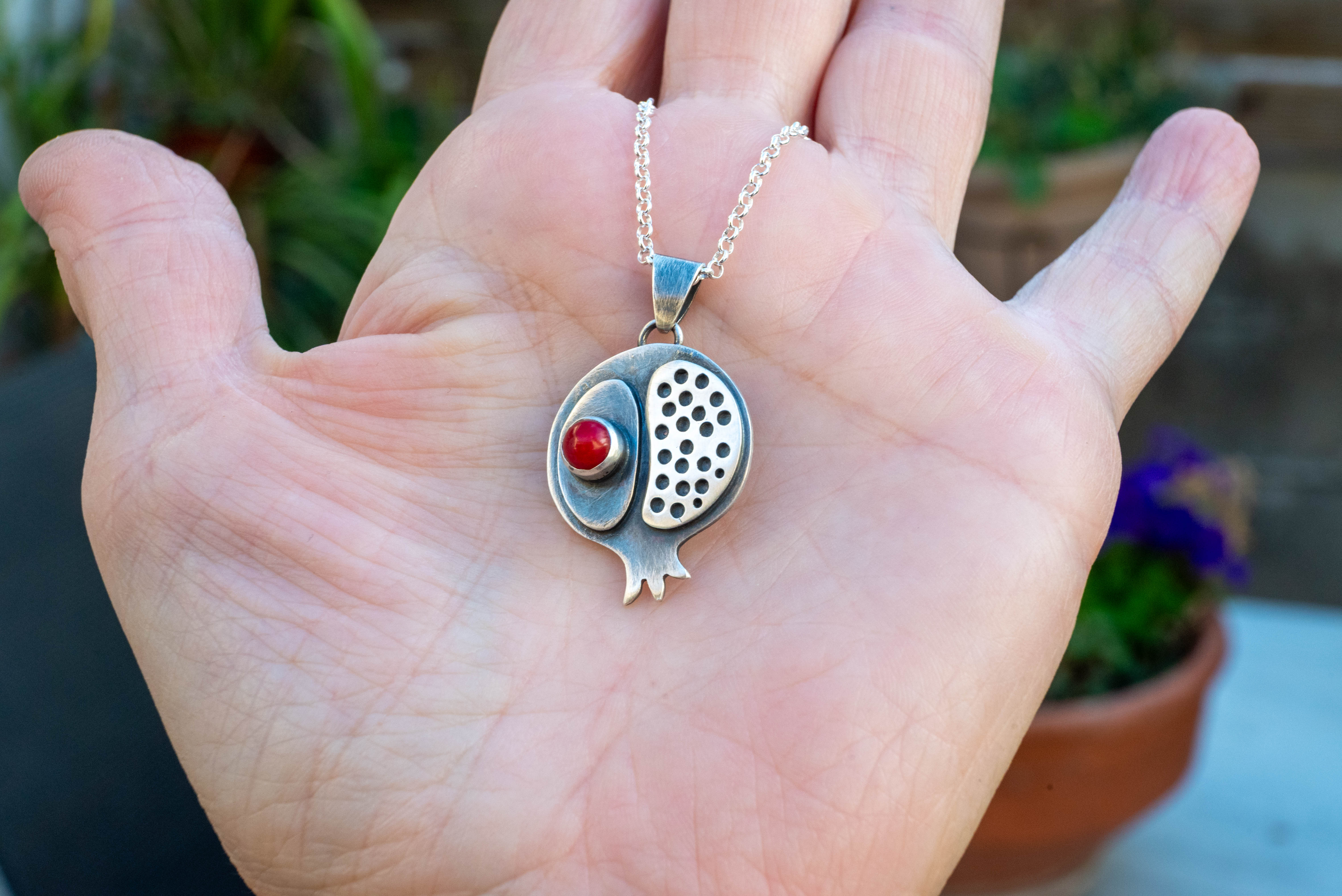 ασημενια κολιε με κοκκινες πετρες
