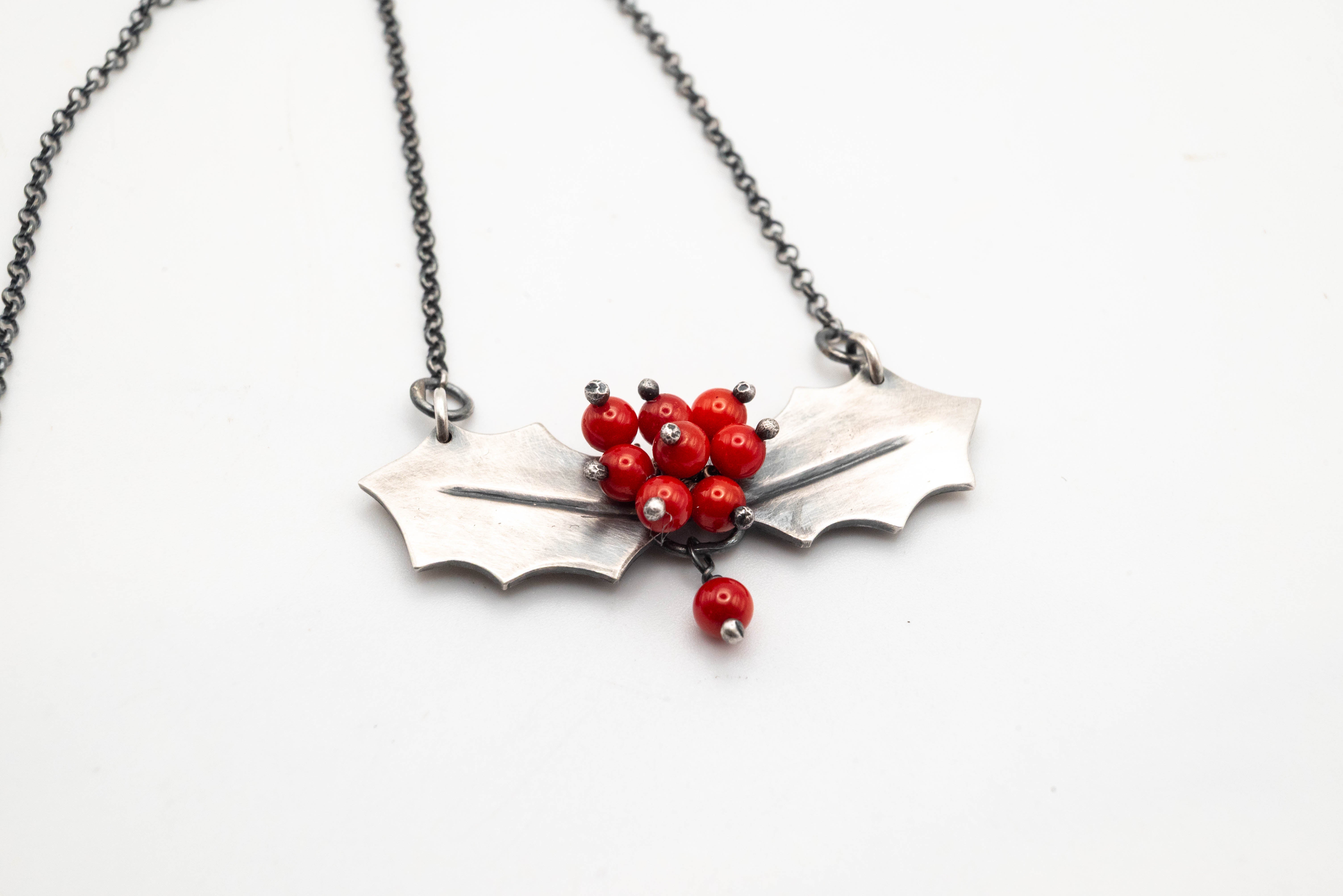 γούρι 2026 ασημένιο κολιε χειροποίητο  φύλλα γκι και κόκκινο κοράλλι